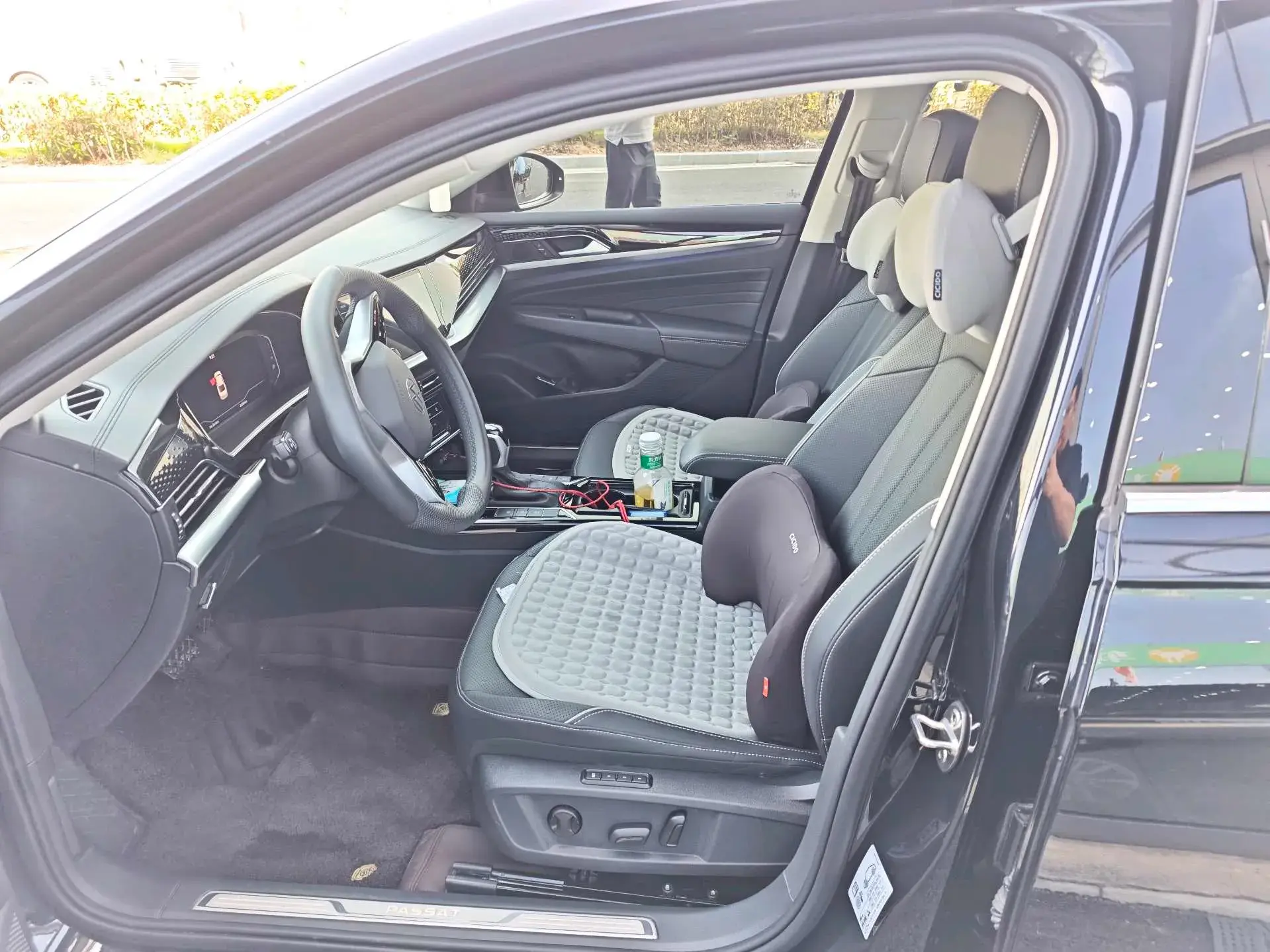 2024 VOLKSWAGEN PASSAT thumbnail 3