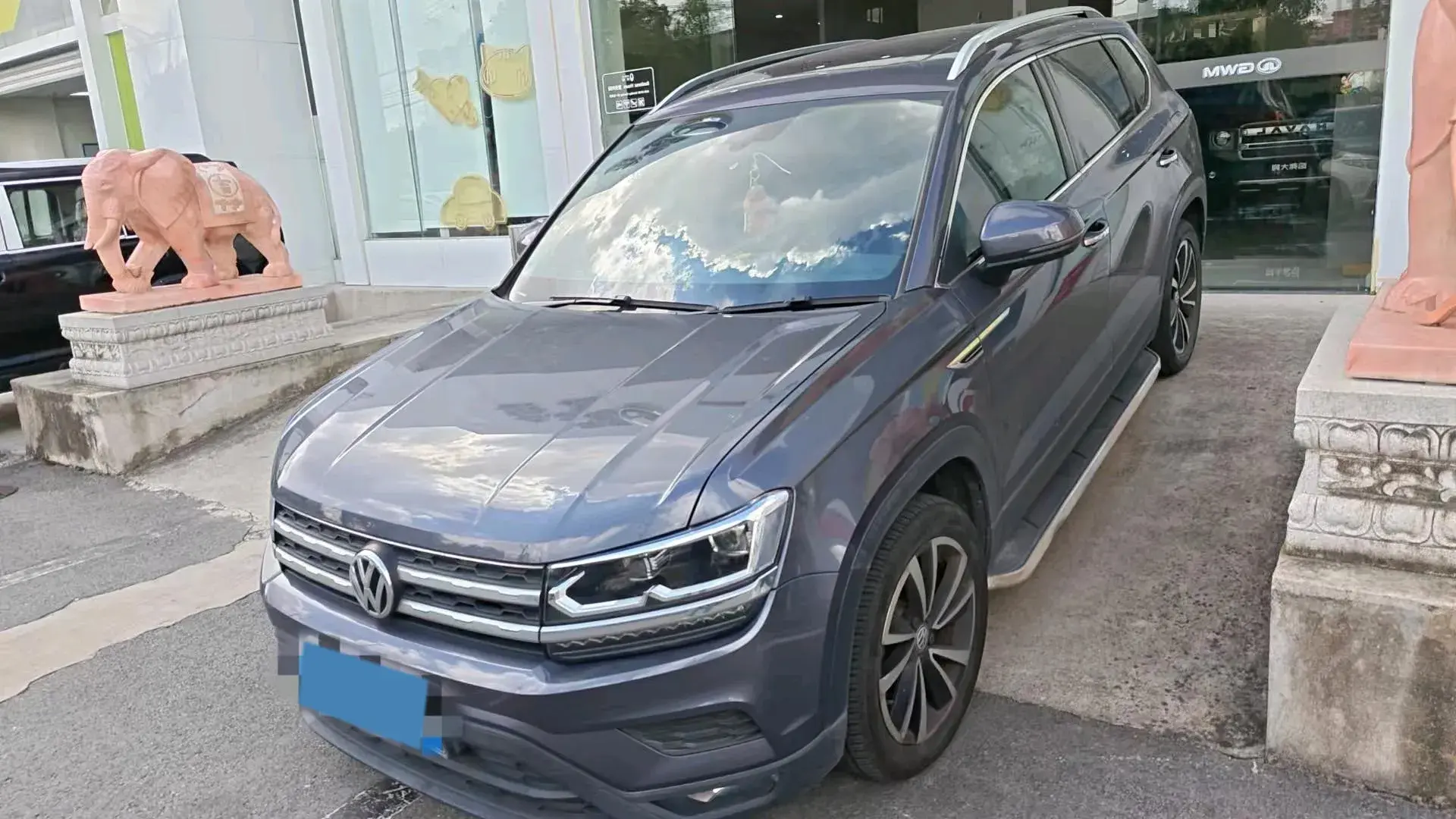 2021 VOLKSWAGEN THARU view 1