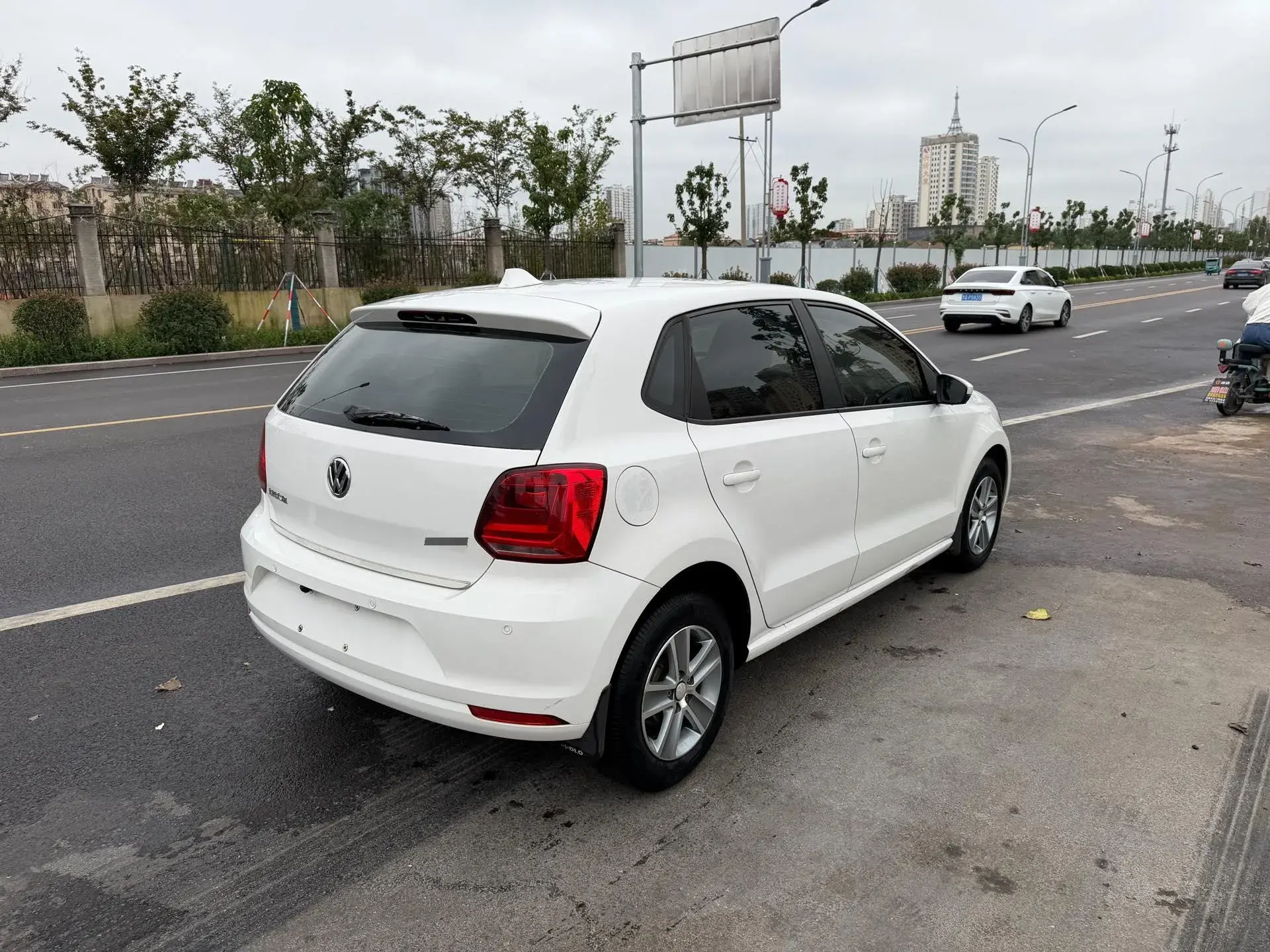 2016 VOLKSWAGEN POLO thumbnail 3