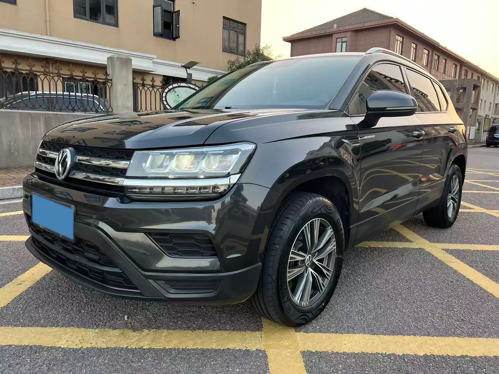 2020 VOLKSWAGEN THARU view 1