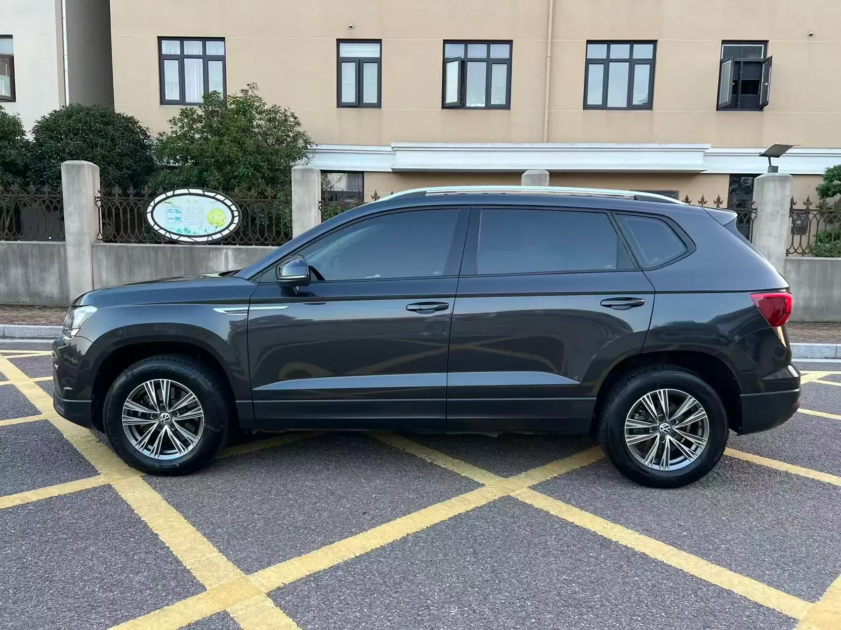 2020 VOLKSWAGEN THARU thumbnail 3