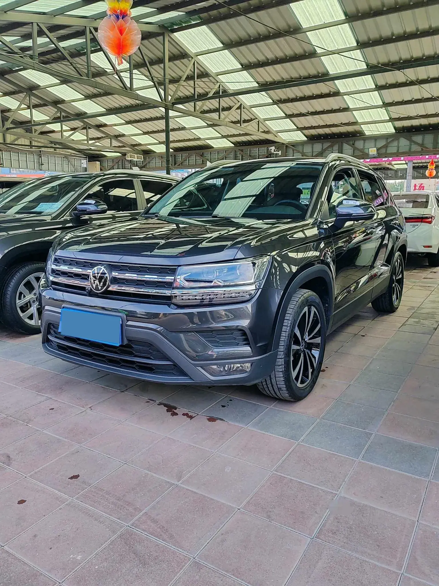 2022 VOLKSWAGEN THARU view 1