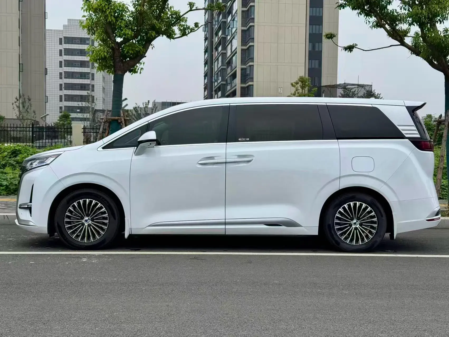 2022 DENZA D9 thumbnail 3