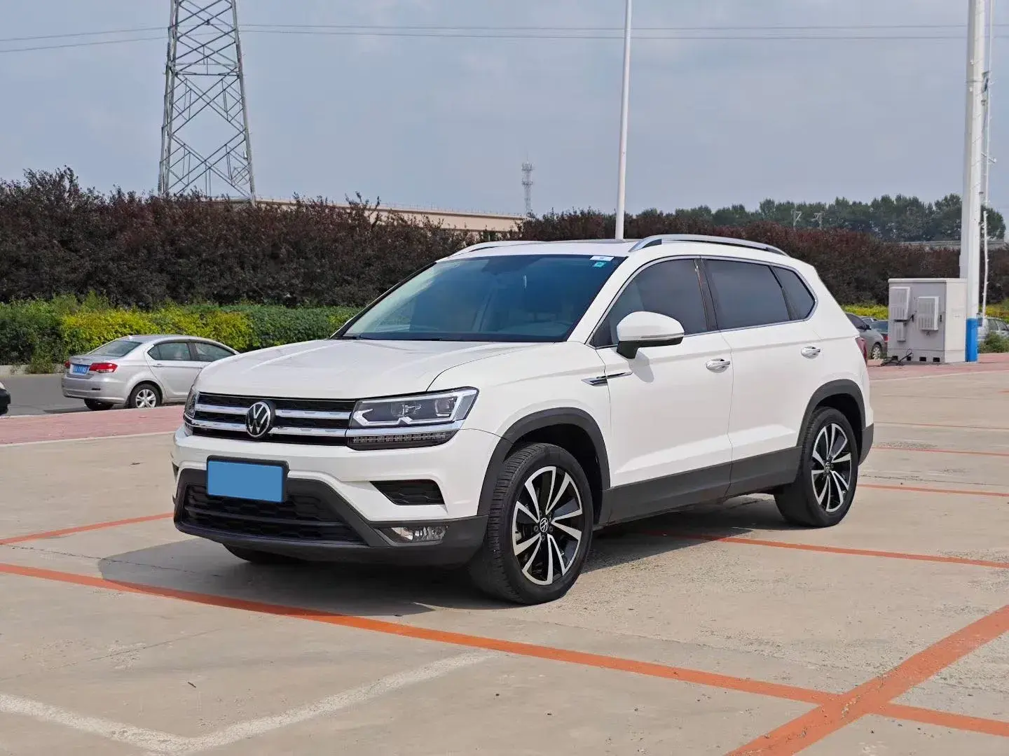 2021 VOLKSWAGEN THARU view 1