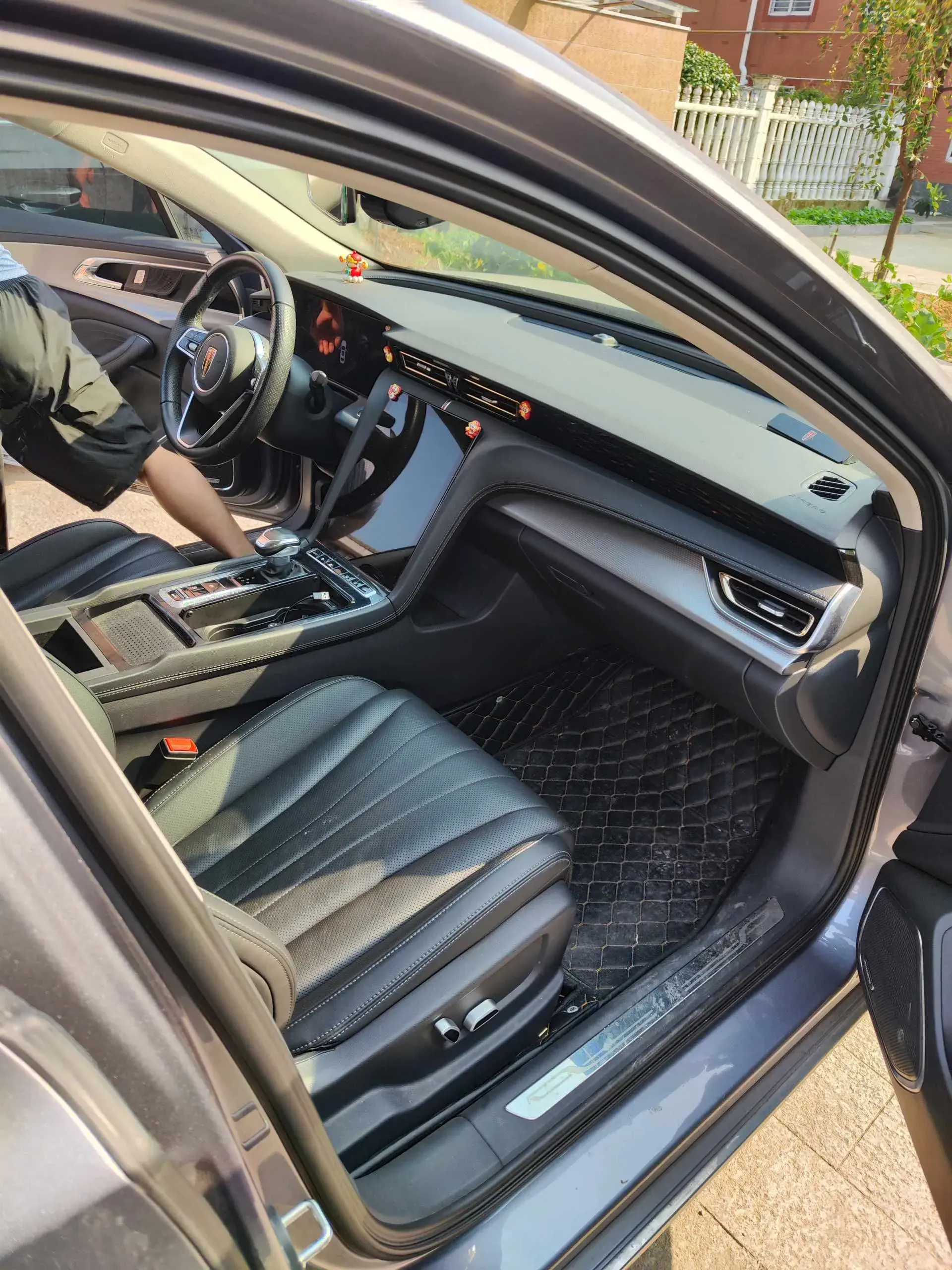 2023 HONGQI H5 thumbnail 3