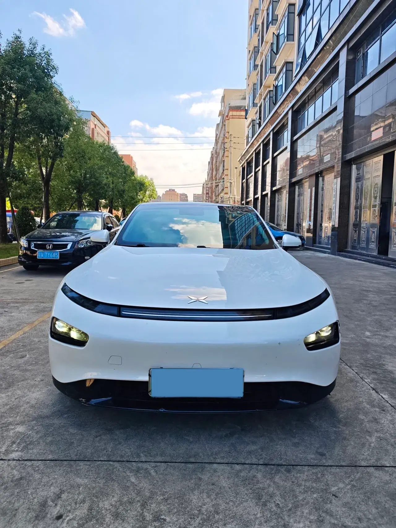 2022 XPENG P7 thumbnail 2