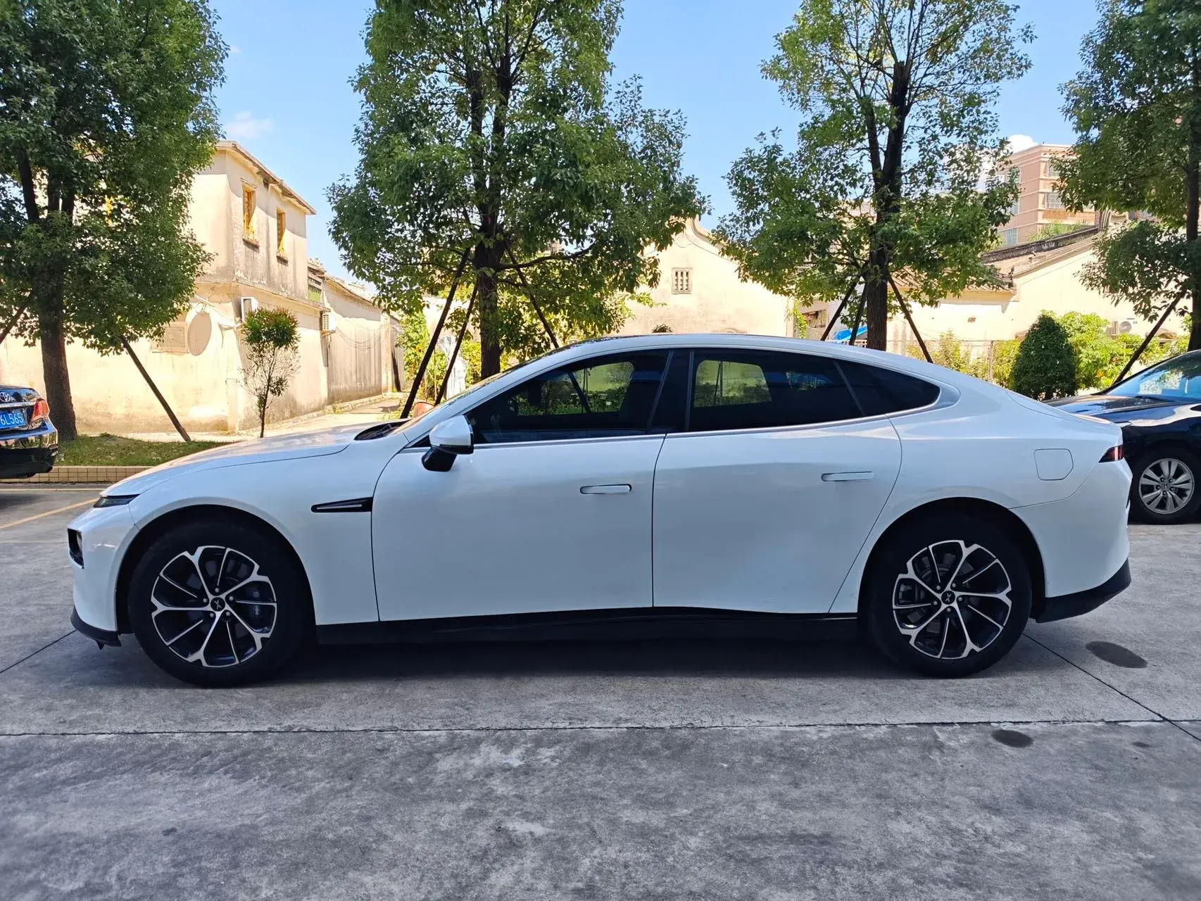 2022 XPENG P7 thumbnail 3