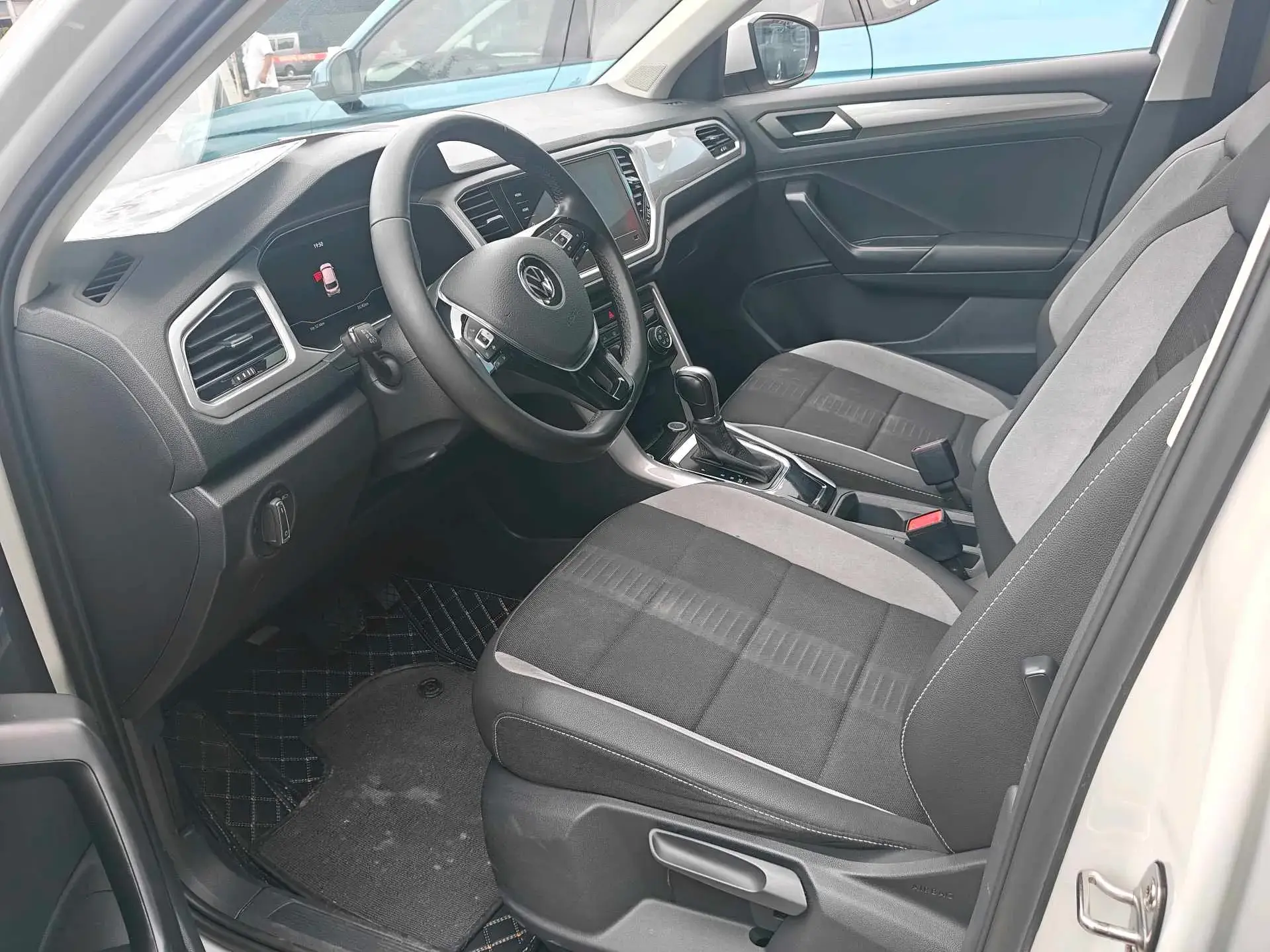 2022 VOLKSWAGEN T-ROC thumbnail 2