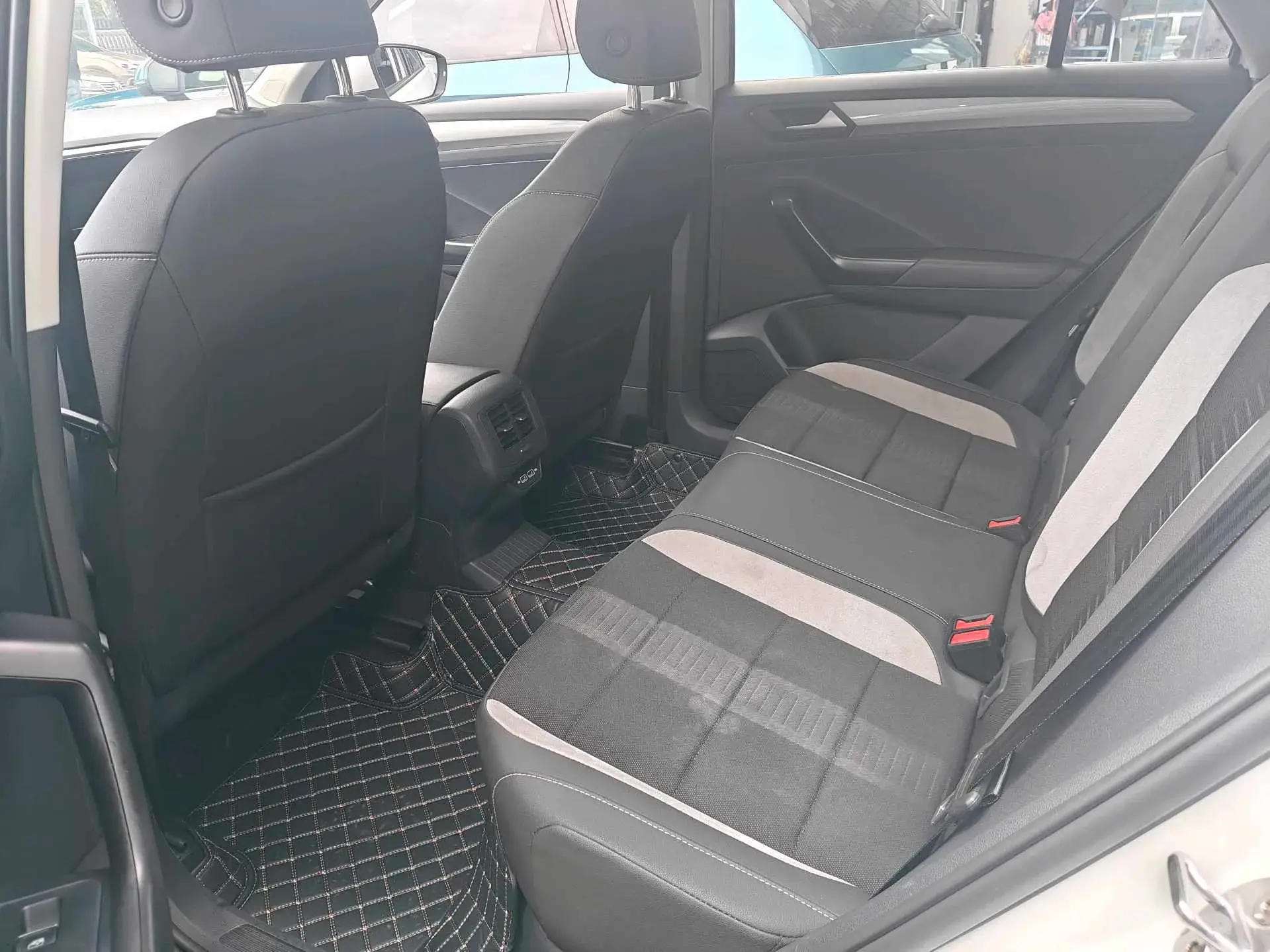 2022 VOLKSWAGEN T-ROC thumbnail 4