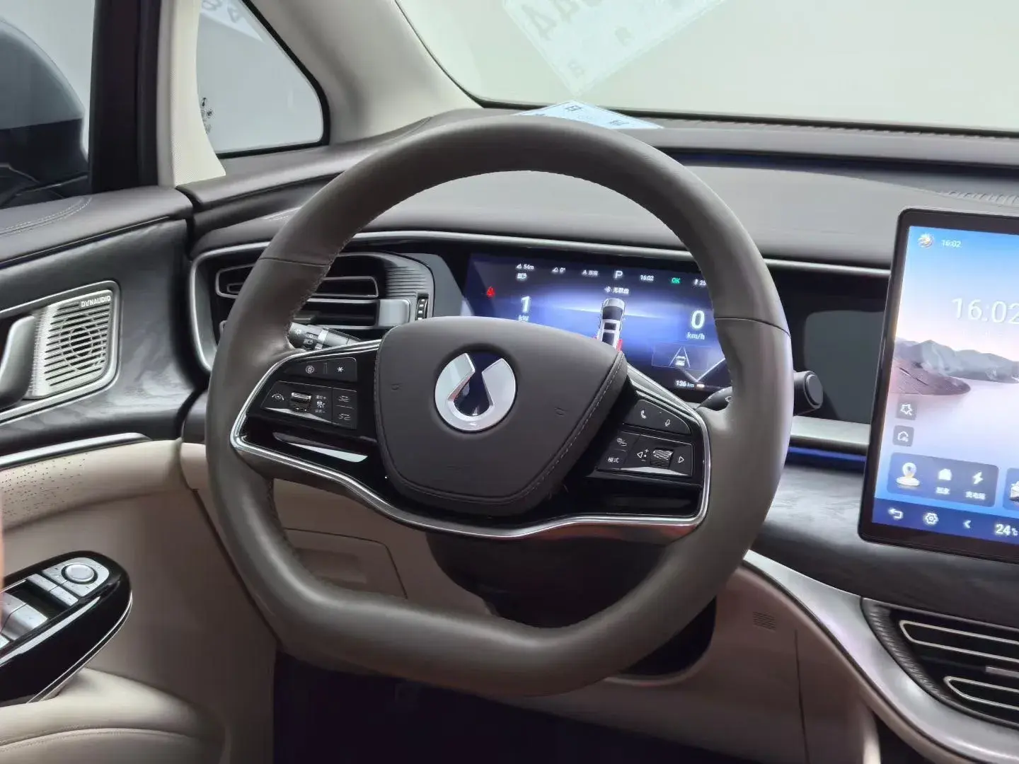 2024 DENZA D9 thumbnail 3