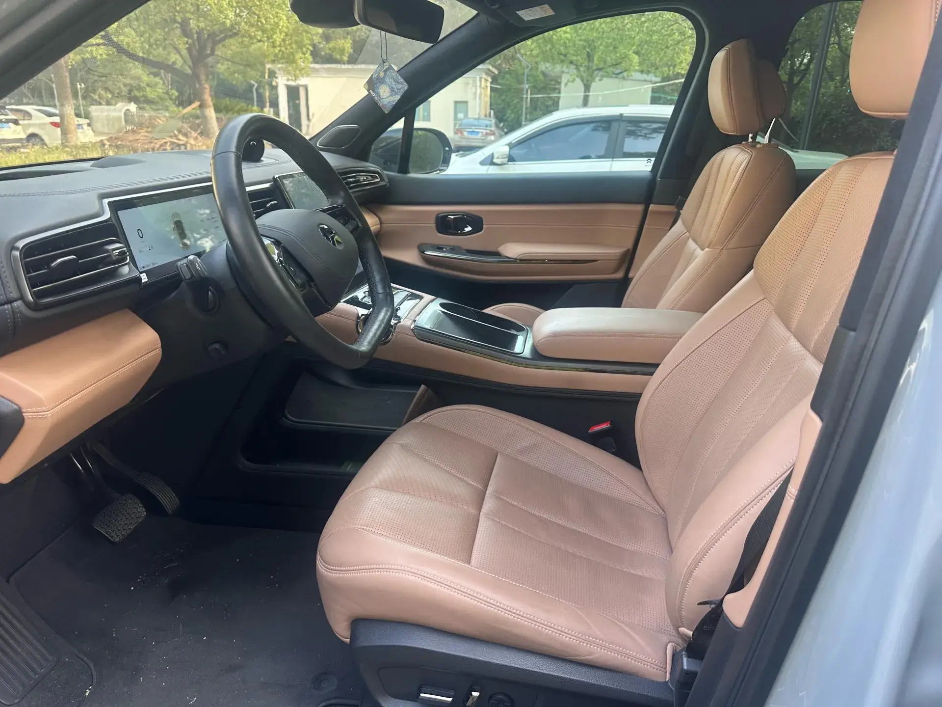 2020 NIO ES8 thumbnail 3