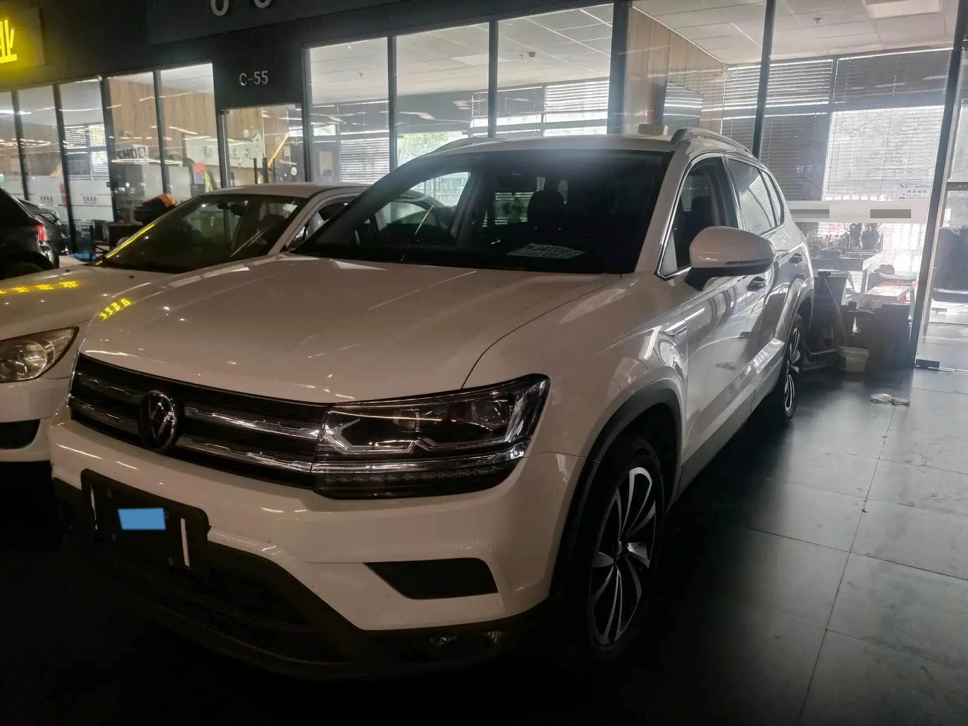 2021 VOLKSWAGEN THARU view 1