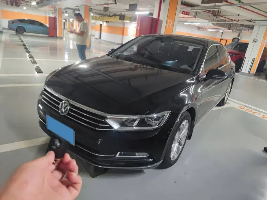 2018 VOLKSWAGEN MAGOTAN view 1