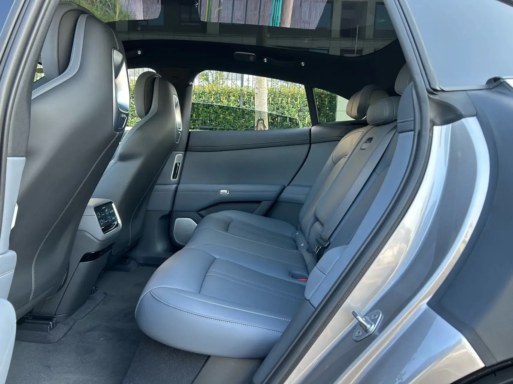 2025 MI YU7 thumbnail 4