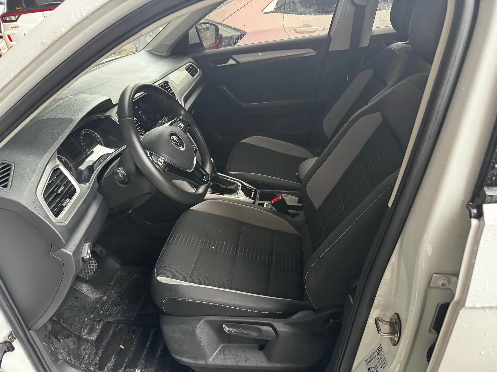 2021 VOLKSWAGEN T-ROC thumbnail 4