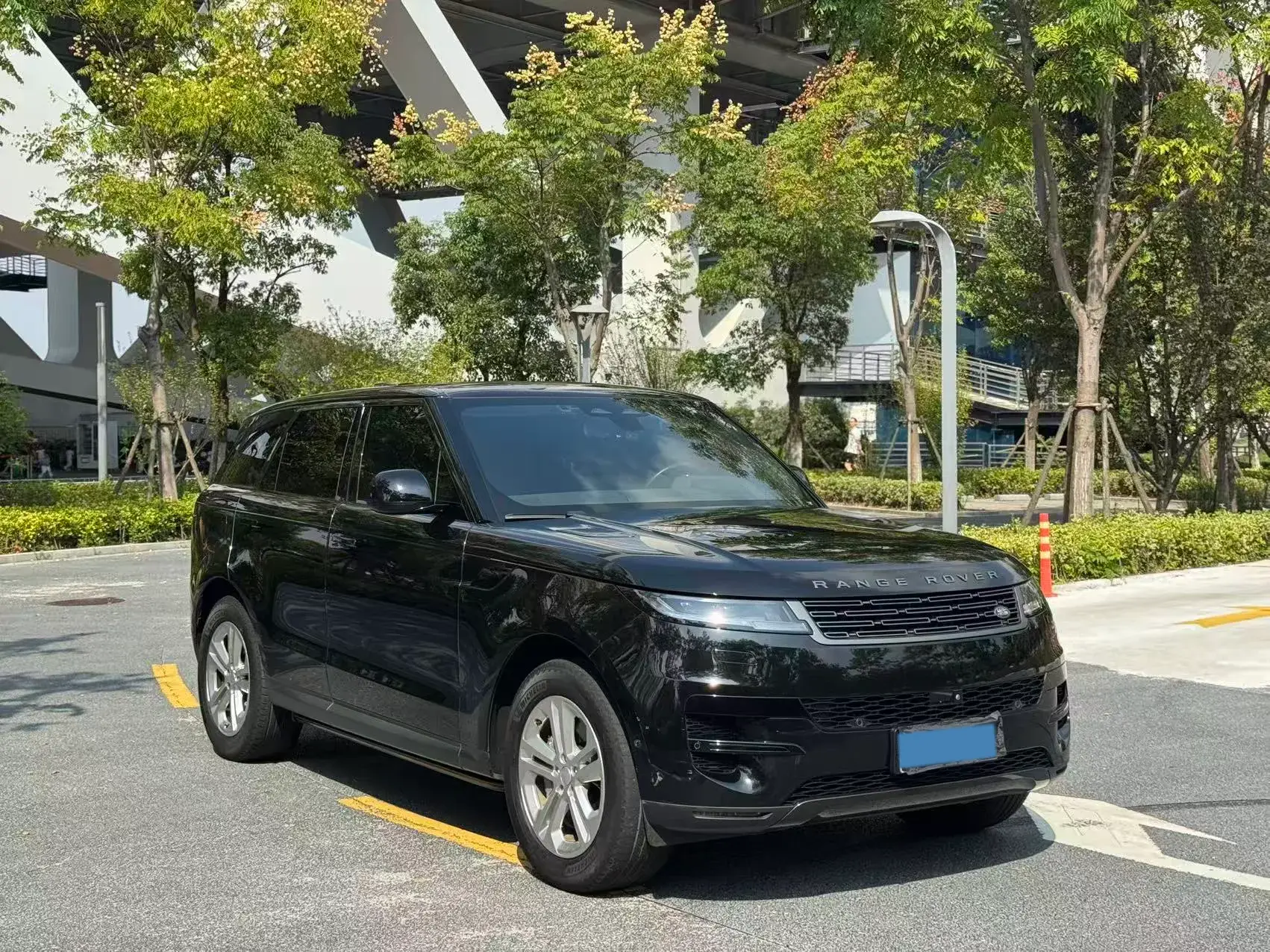 2023 LAND ROVER thumbnail 3