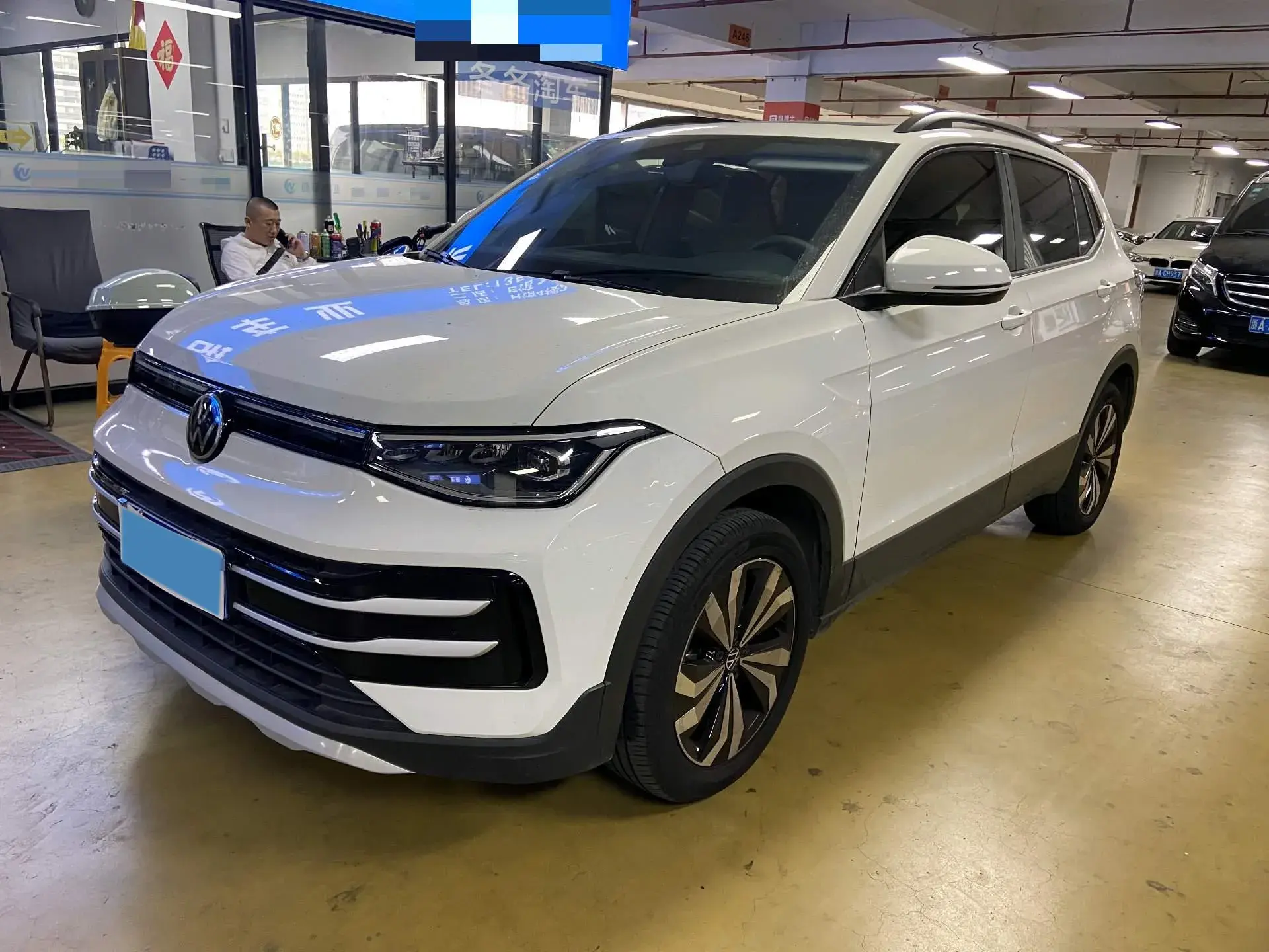 2025 VOLKSWAGEN THARU view 1