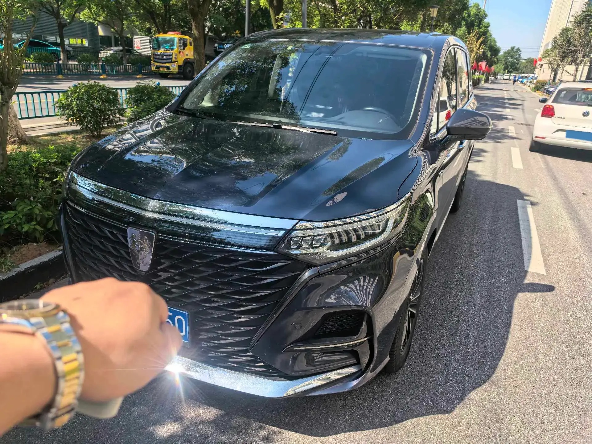 2022 ROEWE IMAX8 view 1