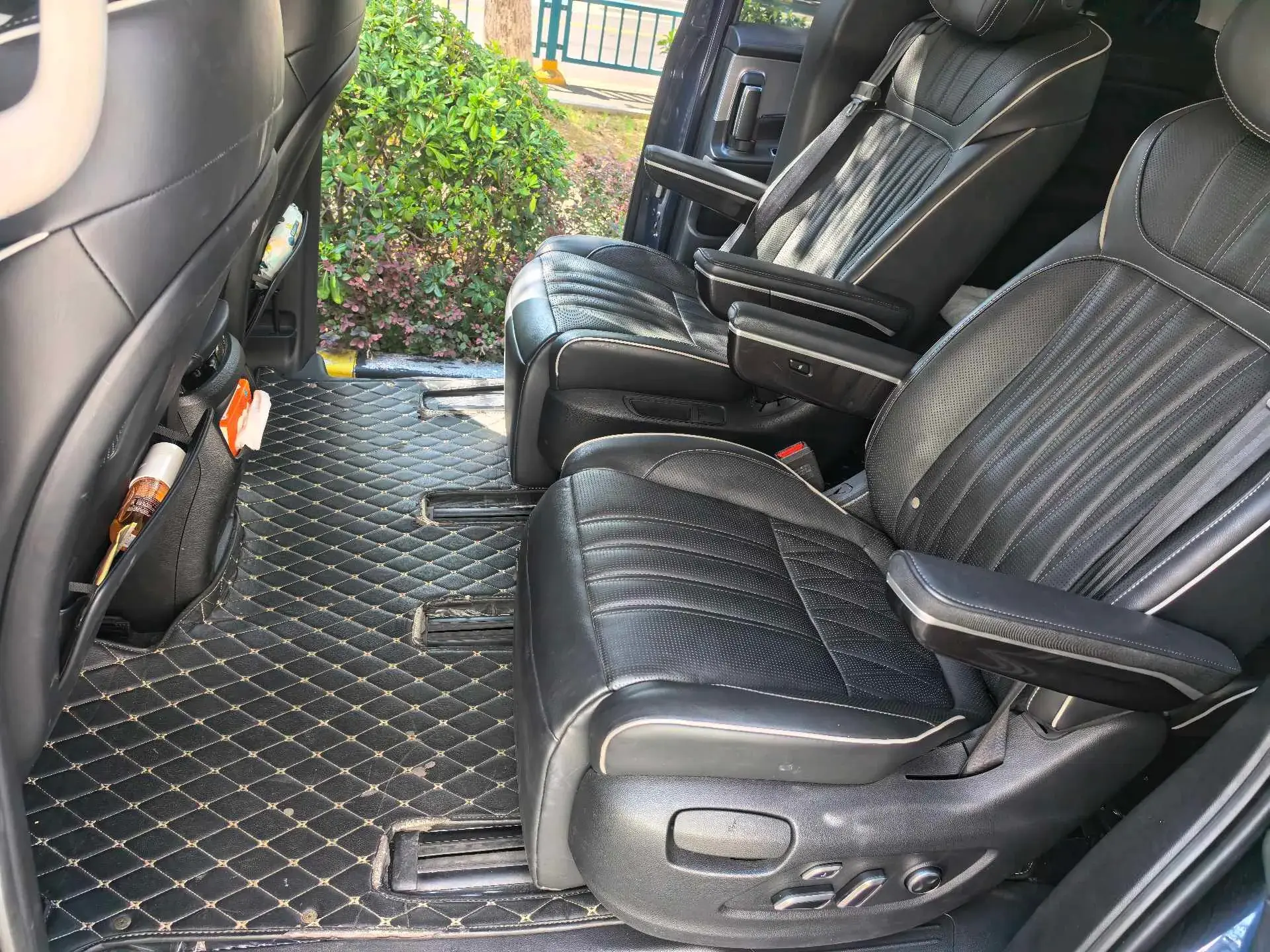 2022 ROEWE IMAX8 thumbnail 4