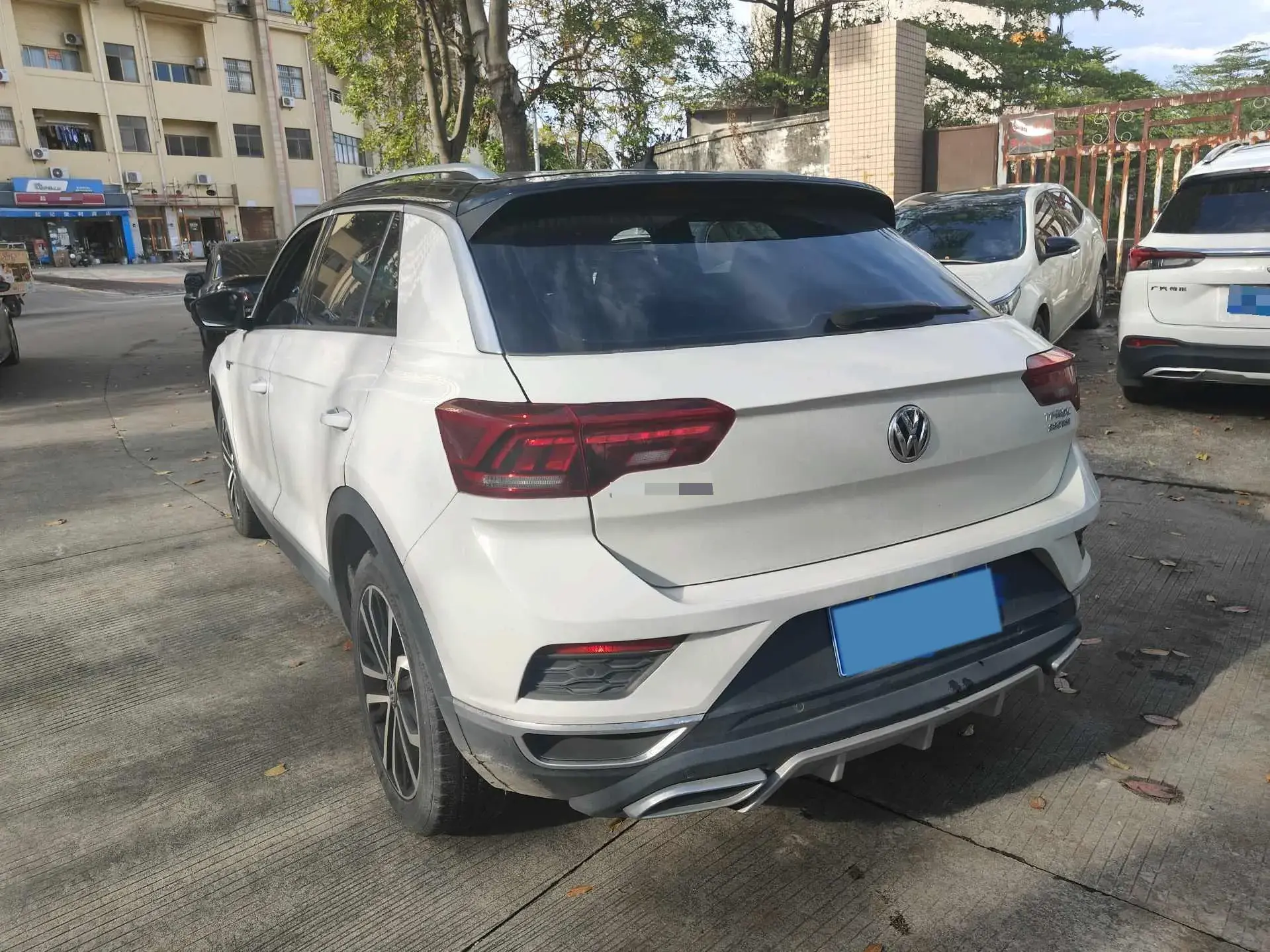 2018 VOLKSWAGEN T-ROC thumbnail 4