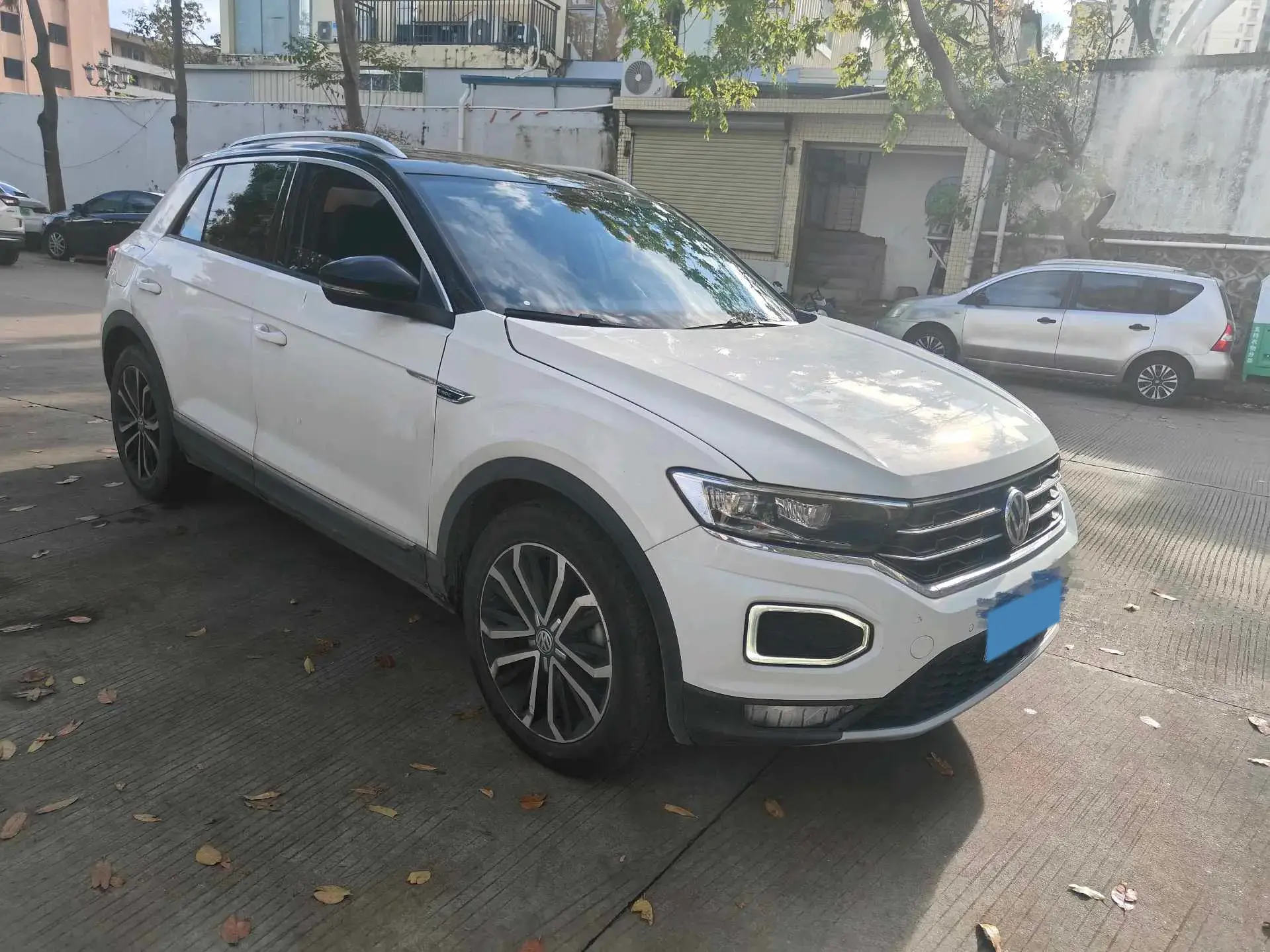 2018 VOLKSWAGEN T-ROC thumbnail 3