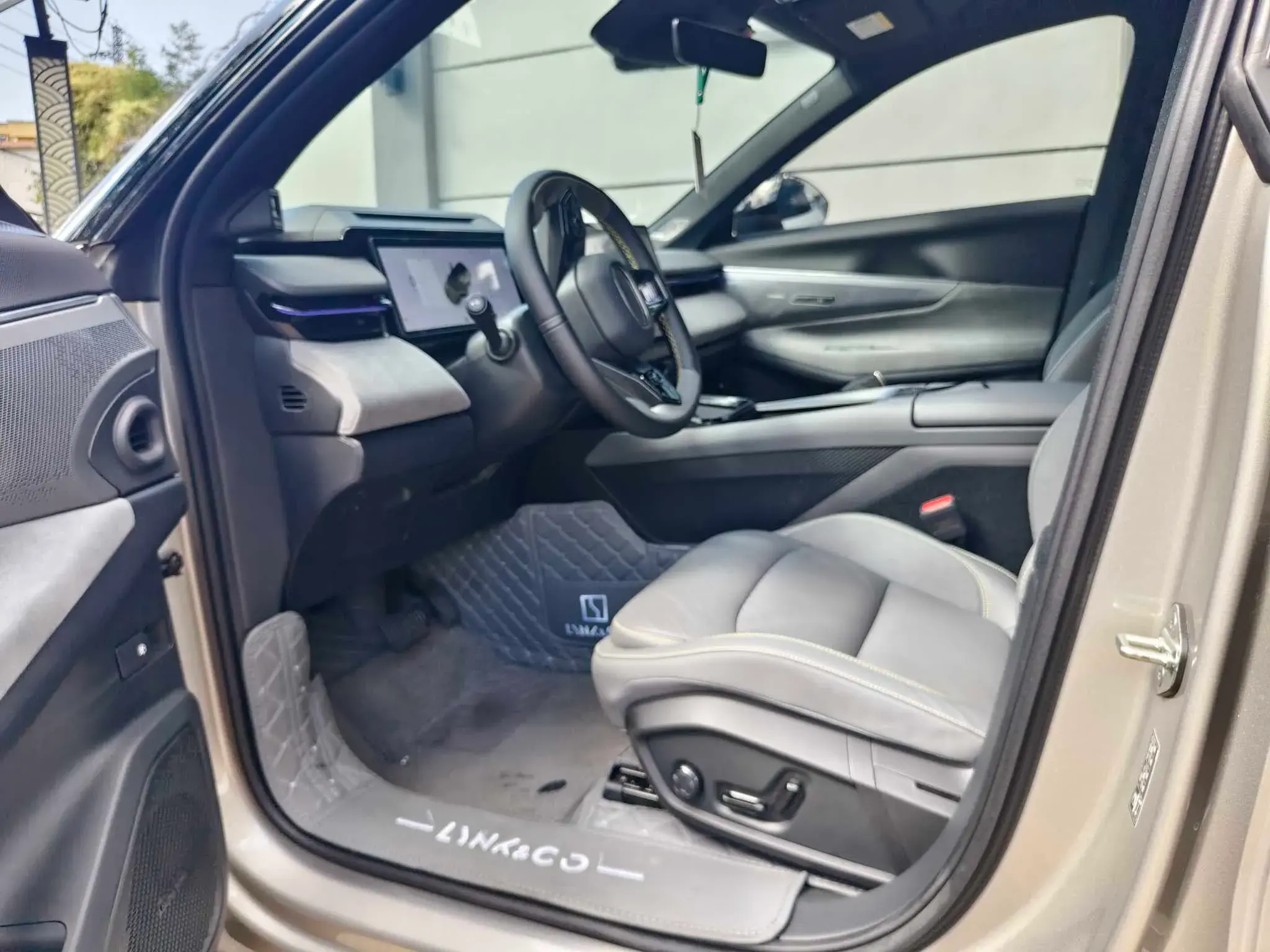 2023 LYNK&CO 08 thumbnail 3