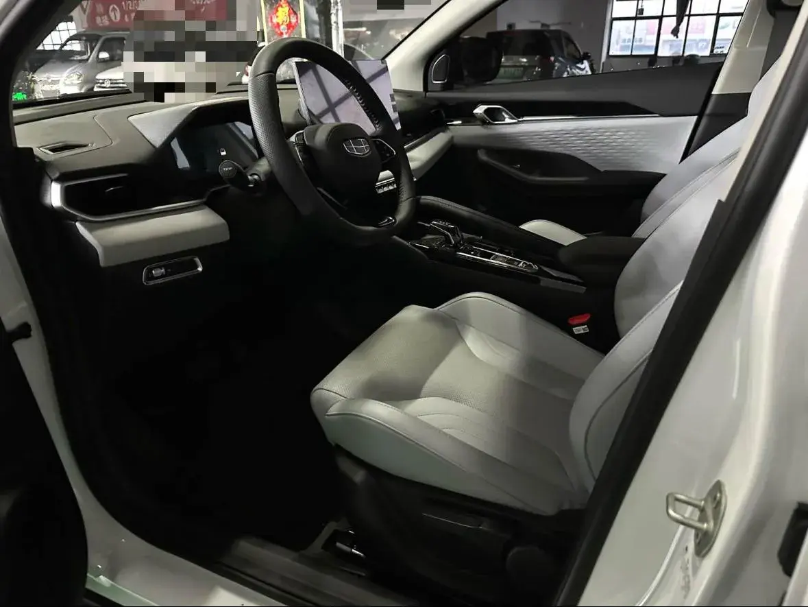 2025 GEELY COOLRAY thumbnail 4