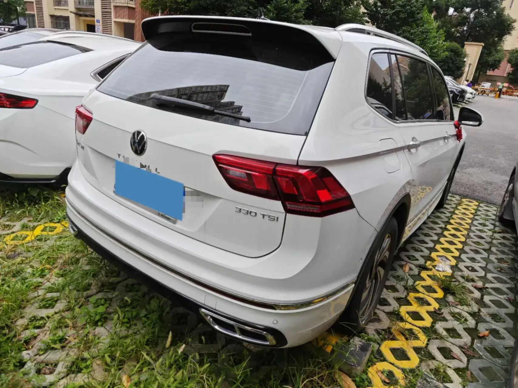 2024 VOLKSWAGEN TIGUAN thumbnail 2