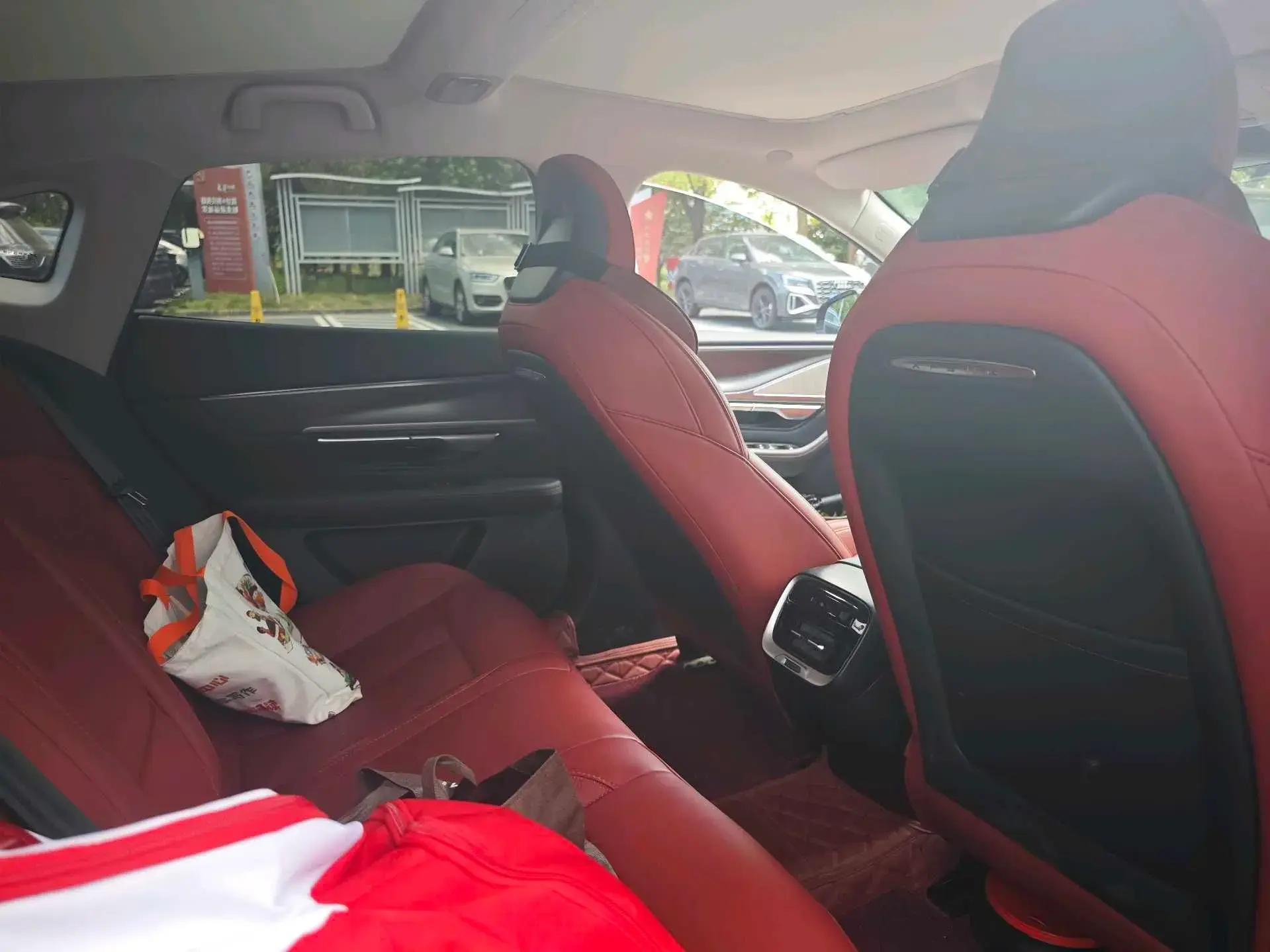 2023 XPENG P7 thumbnail 4