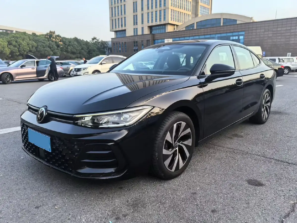 2025 Volkswagen Passat 2.0T 220HP L4 7DCT