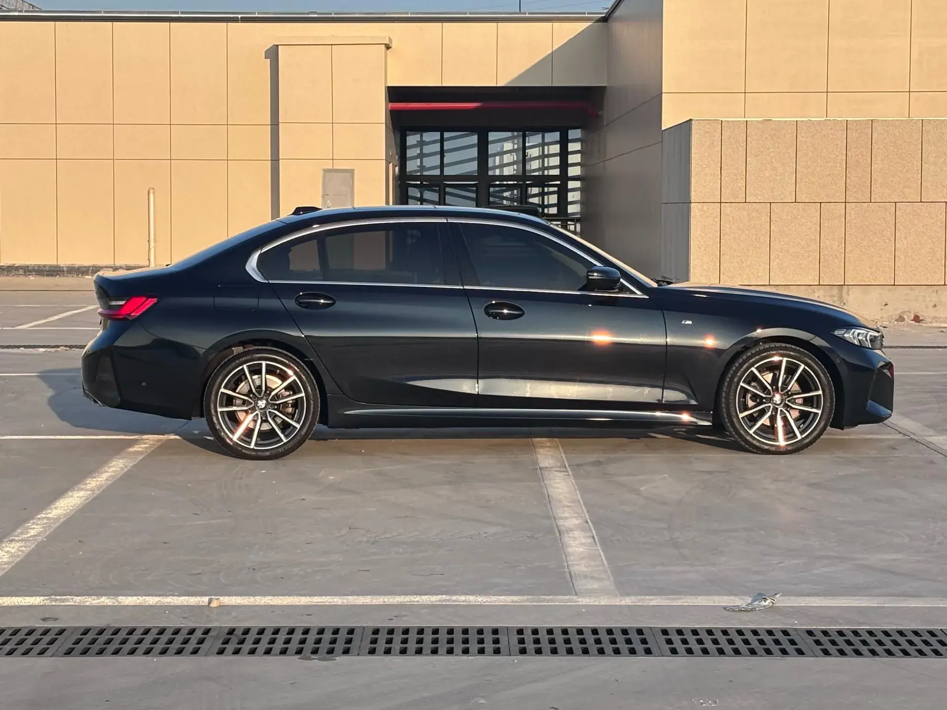 2024 BMW 3 thumbnail 2