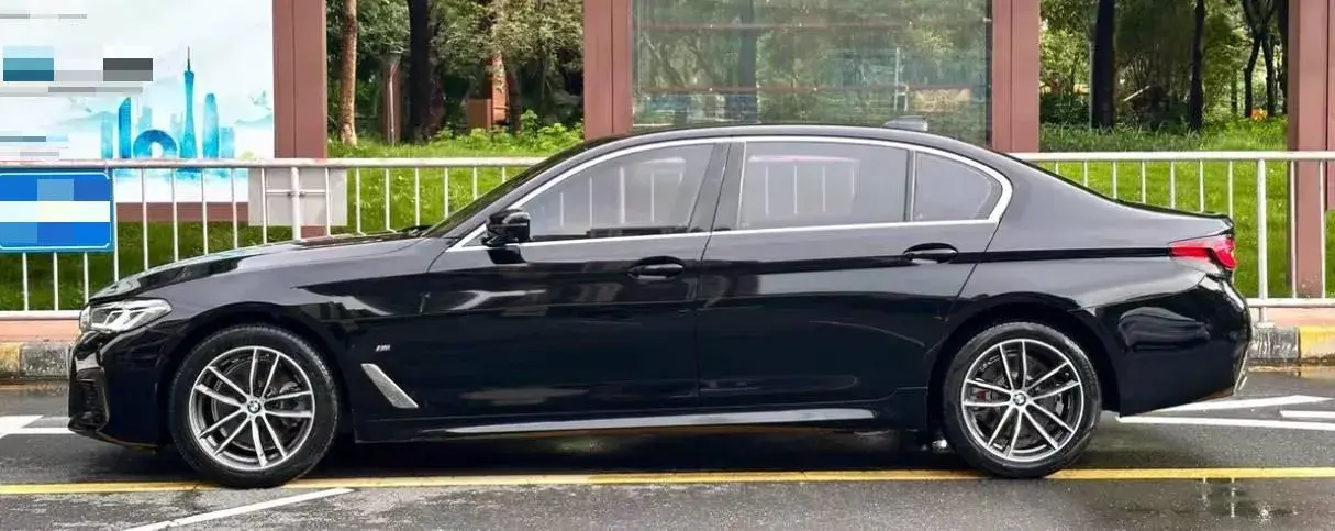 2021 BMW 5 thumbnail 4