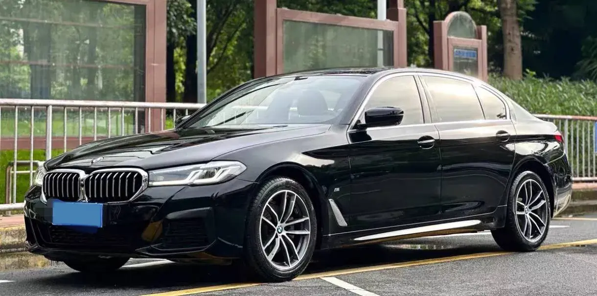 2021 BMW 5 view 1