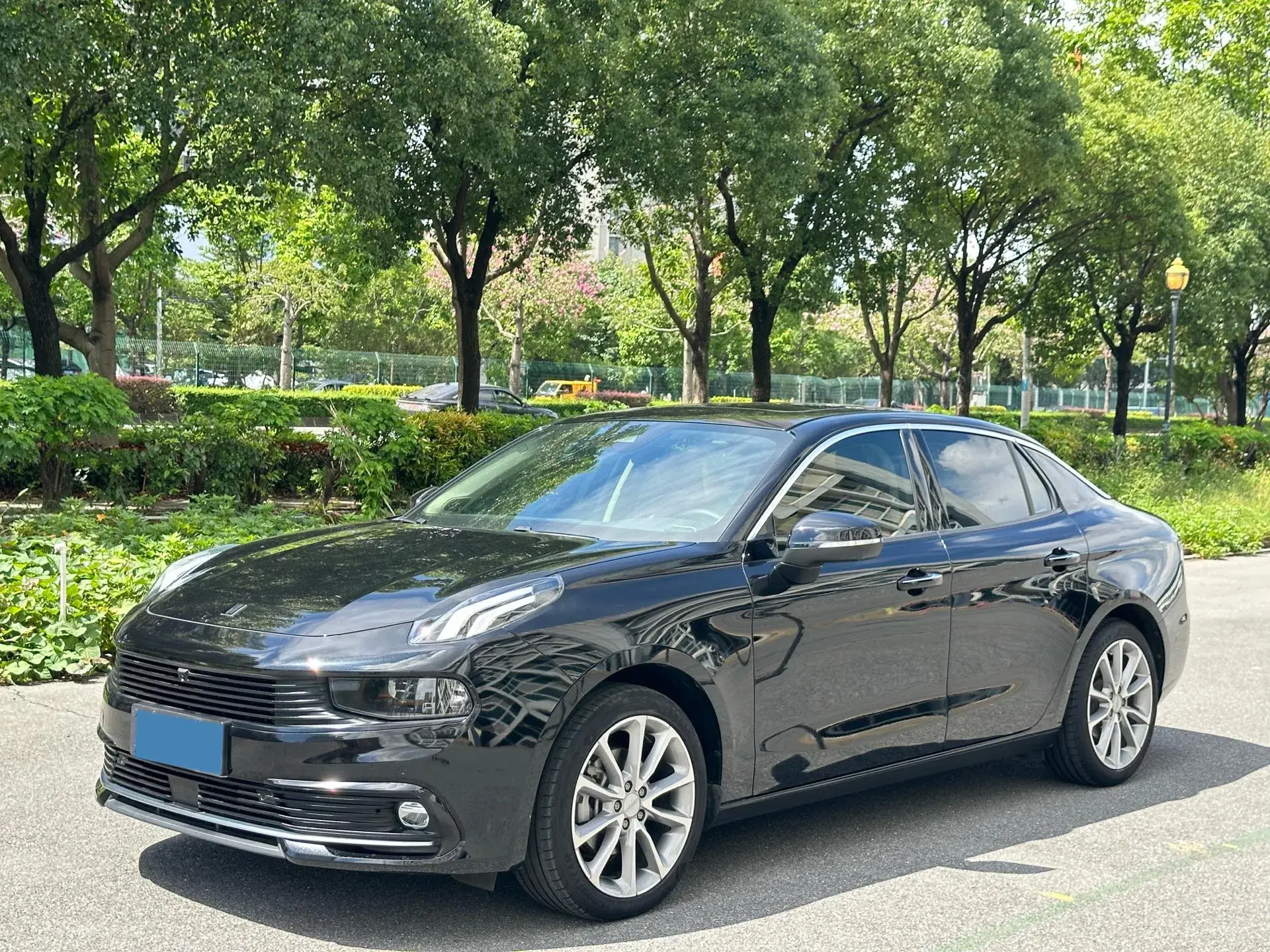 2019 LYNK&CO 03 view 1