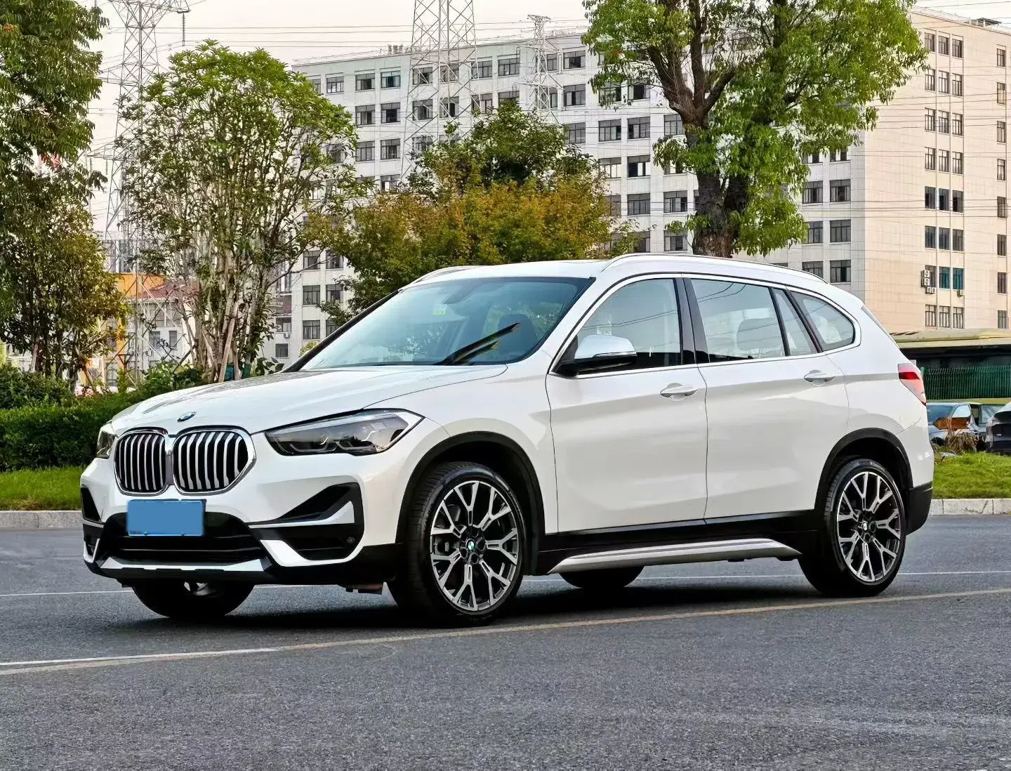 2022 BMW X1 view 1