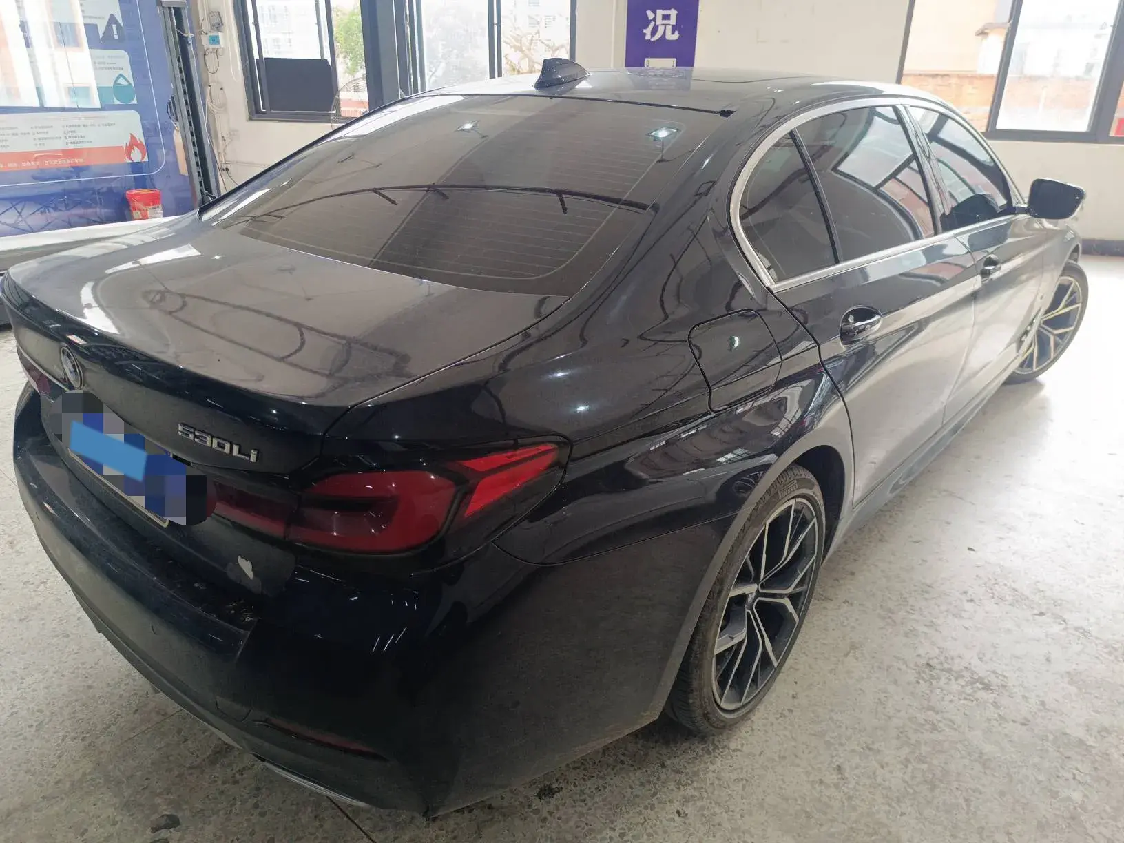 2022 BMW 5 thumbnail 2