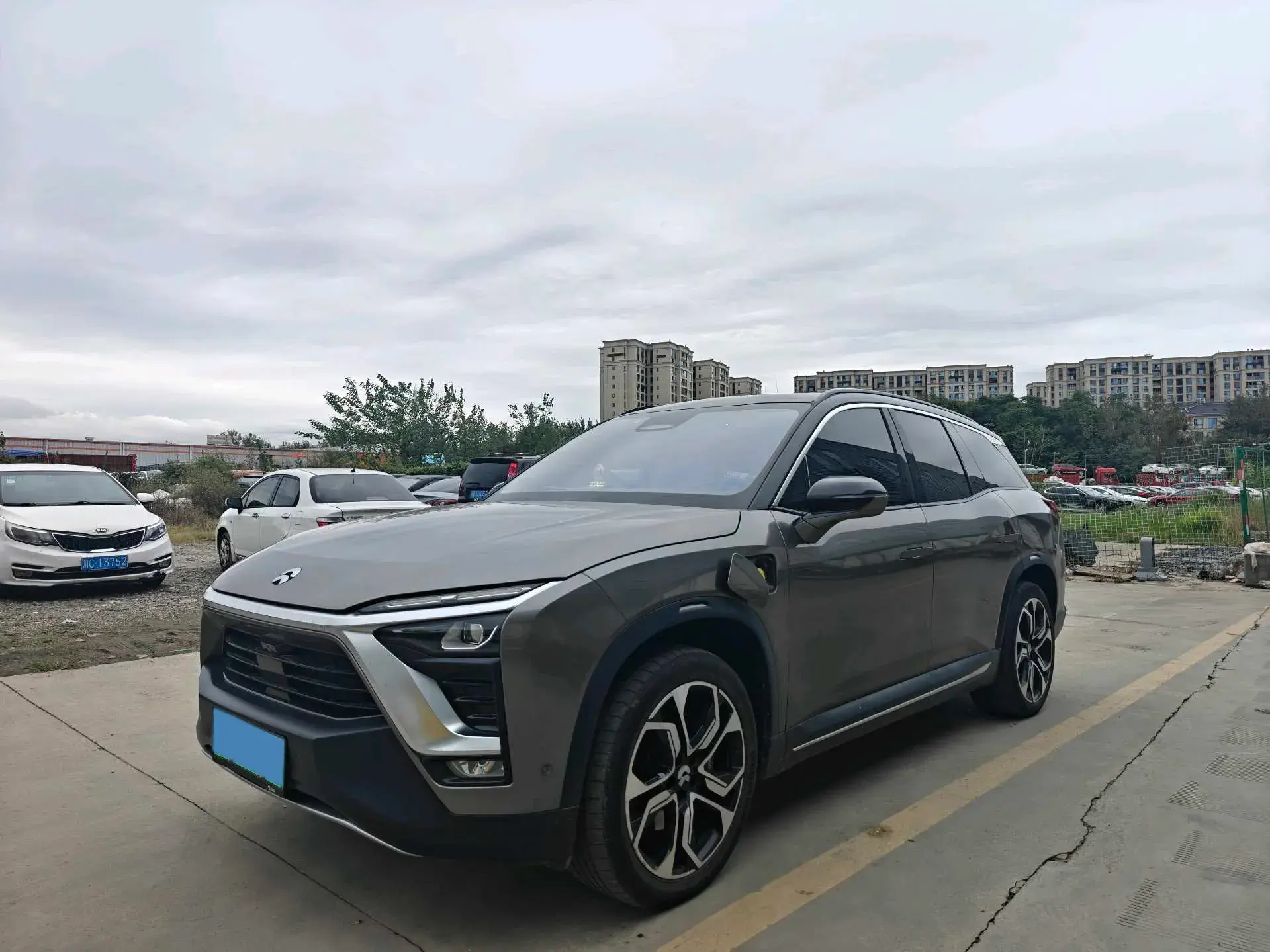 2018 NIO ES8 view 1