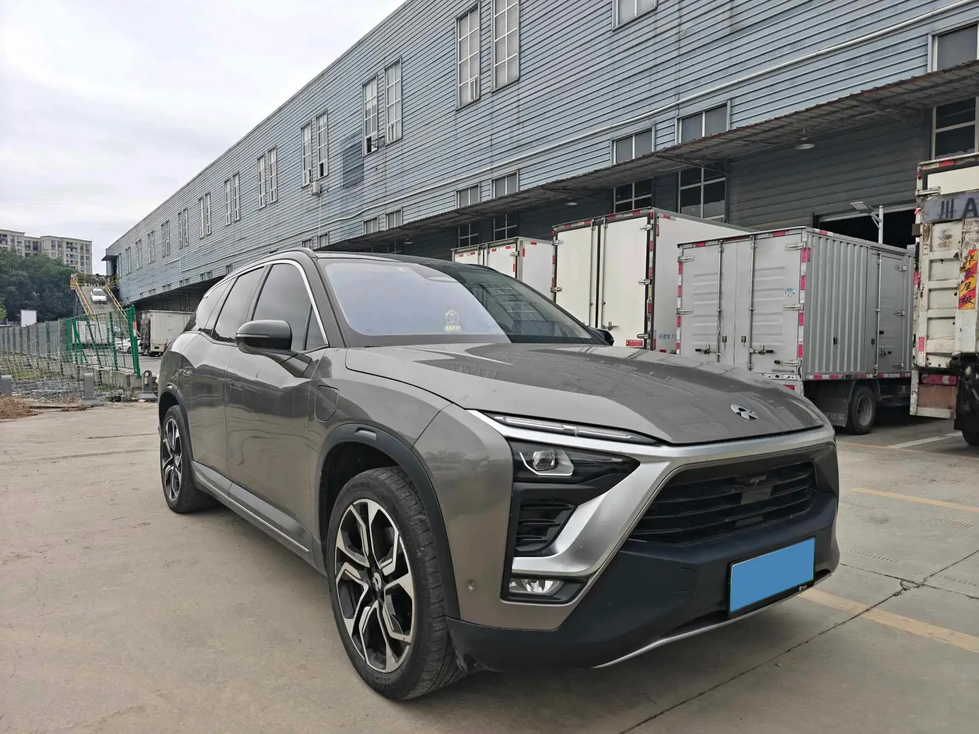 2018 NIO ES8 thumbnail 3