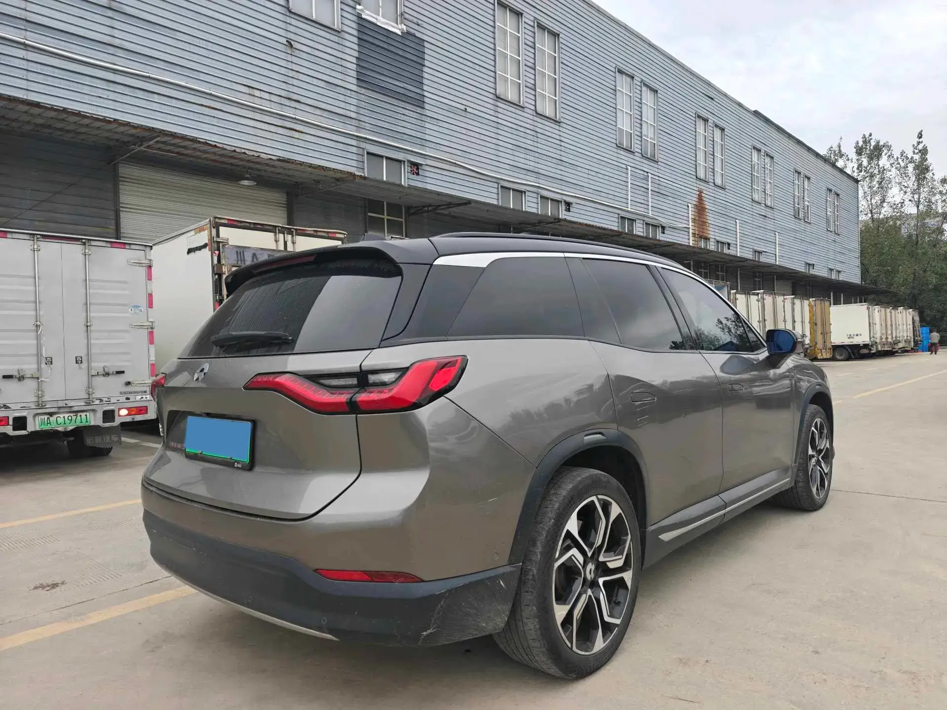 2018 NIO ES8 thumbnail 4