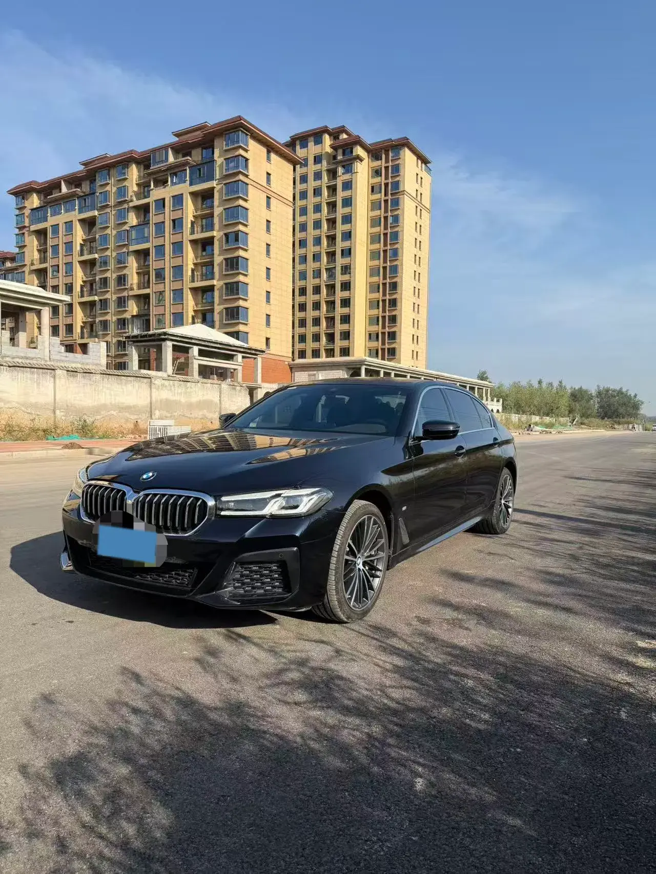 2022 BMW 5 view 1