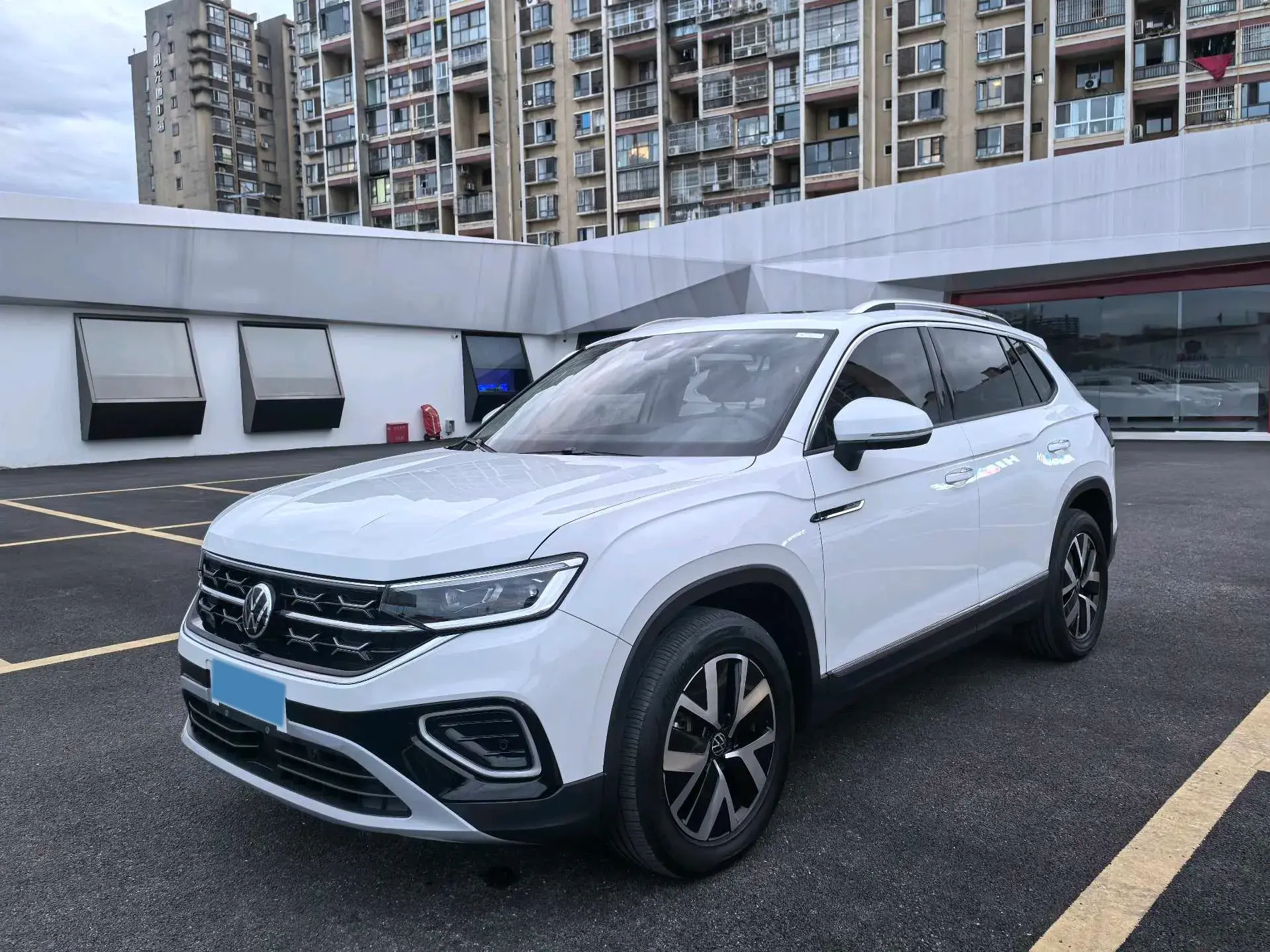 2023 VOLKSWAGEN TAYRON view 1