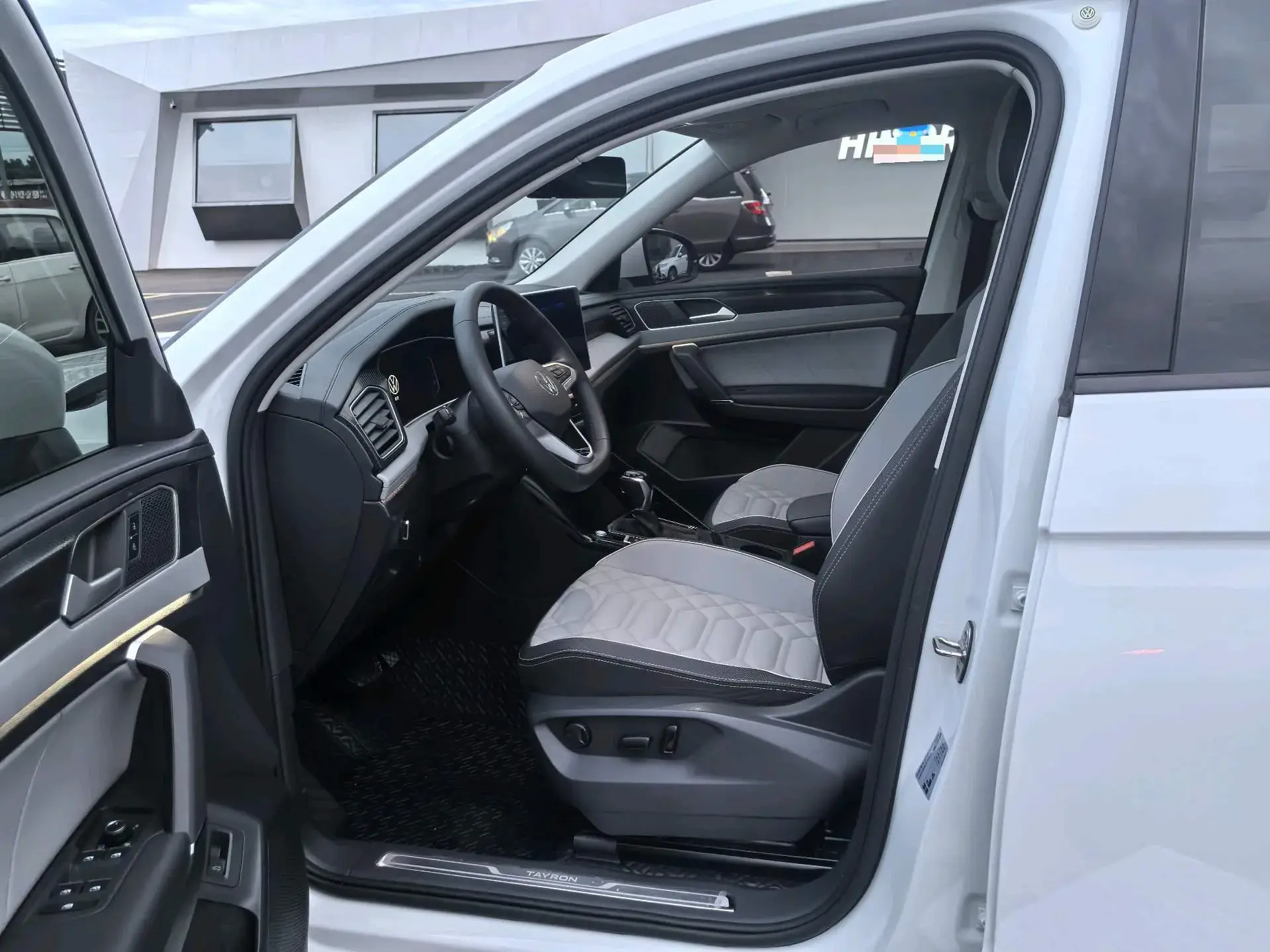 2023 VOLKSWAGEN TAYRON thumbnail 4