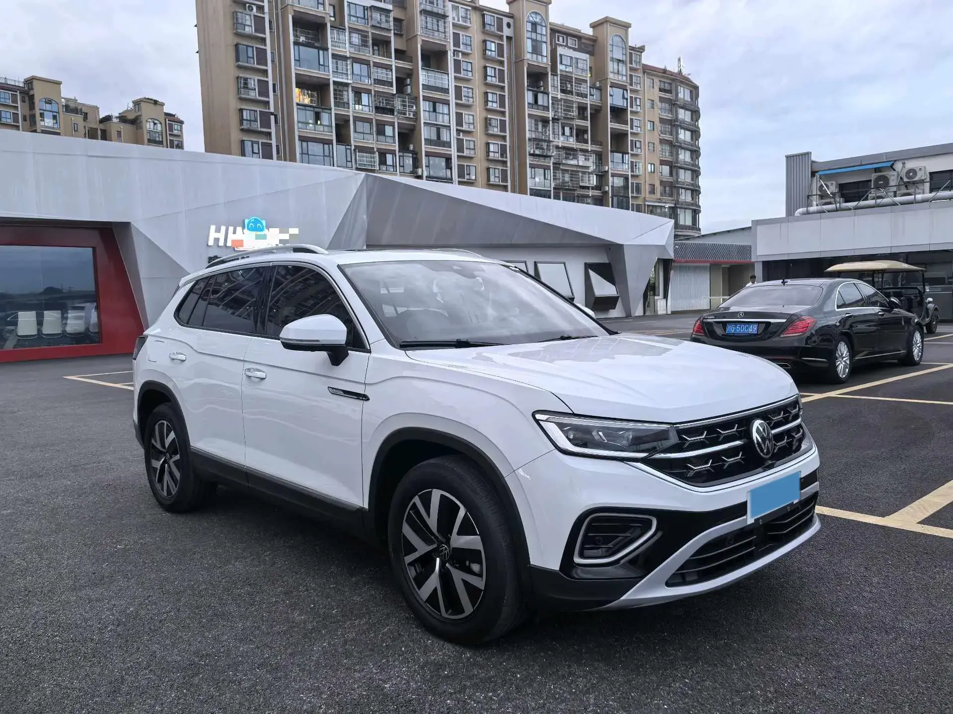 2023 VOLKSWAGEN TAYRON thumbnail 3