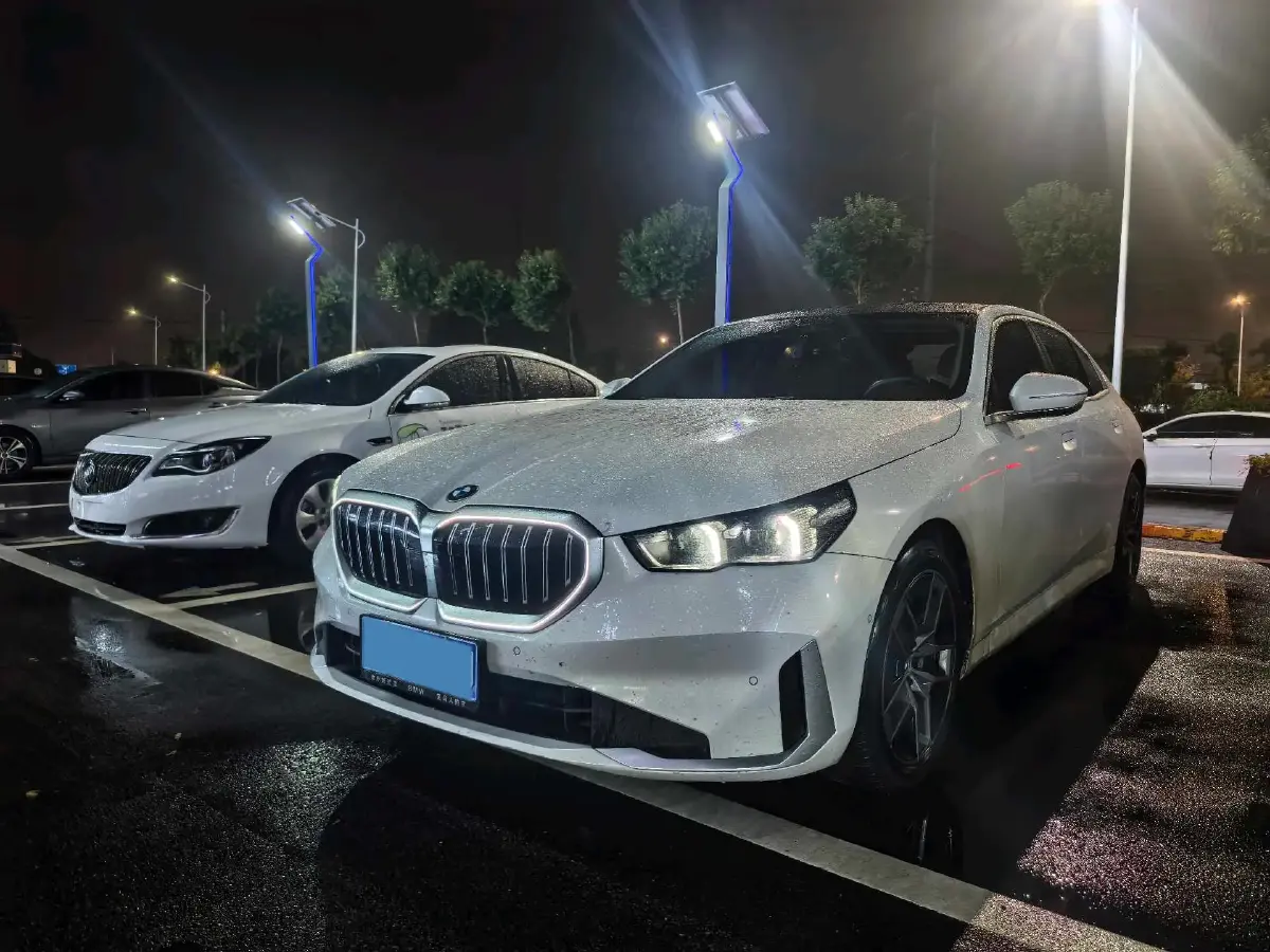2024 BMW 5 Series 2.0T 258HP L4 8AT