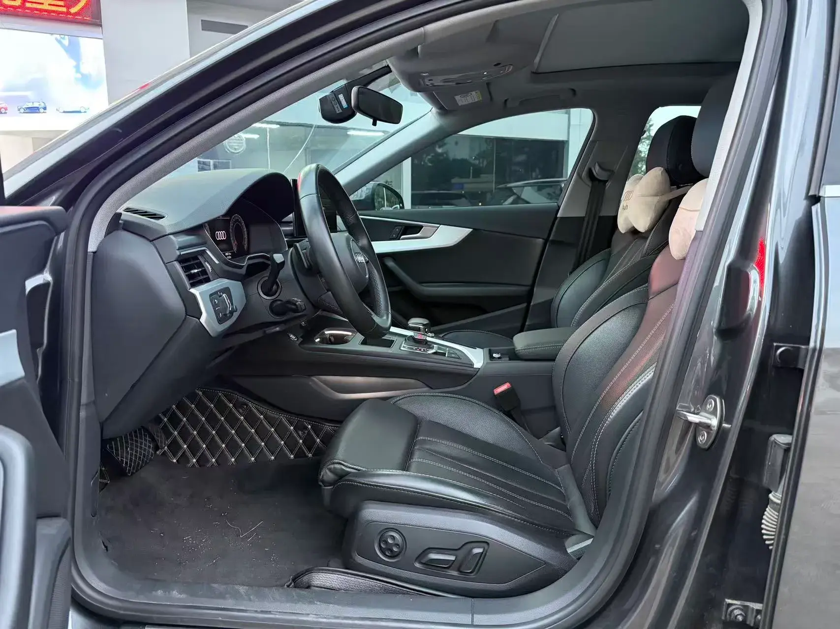 2023 AUDI A4L thumbnail 3