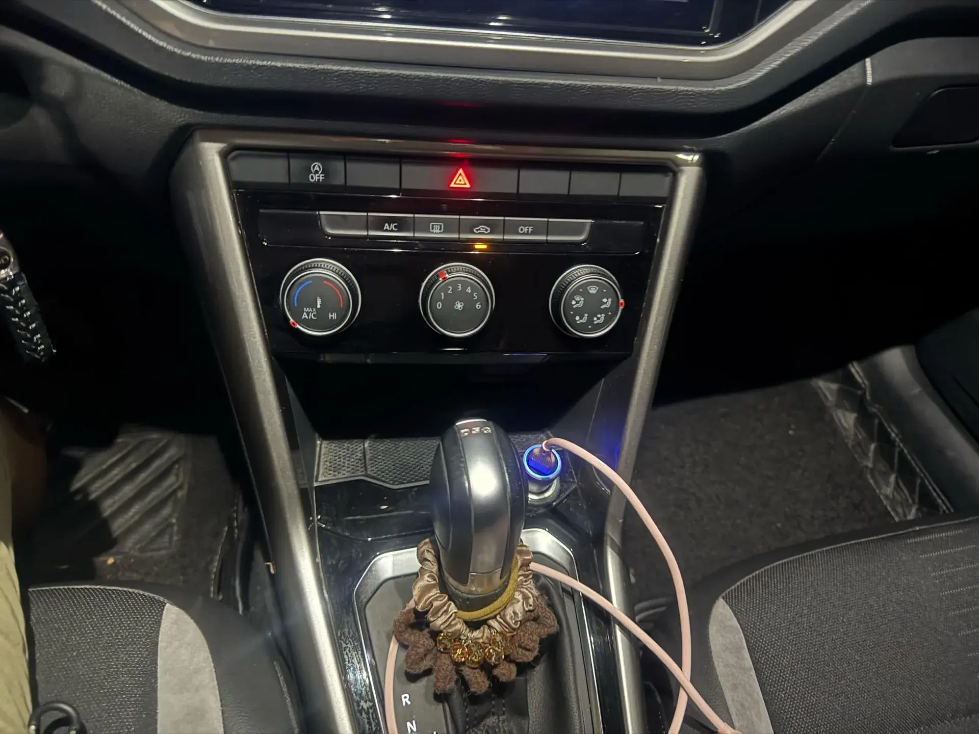 2018 VOLKSWAGEN T-ROC thumbnail 4