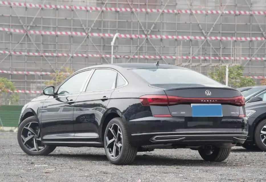 2025 VOLKSWAGEN PASSAT thumbnail 3