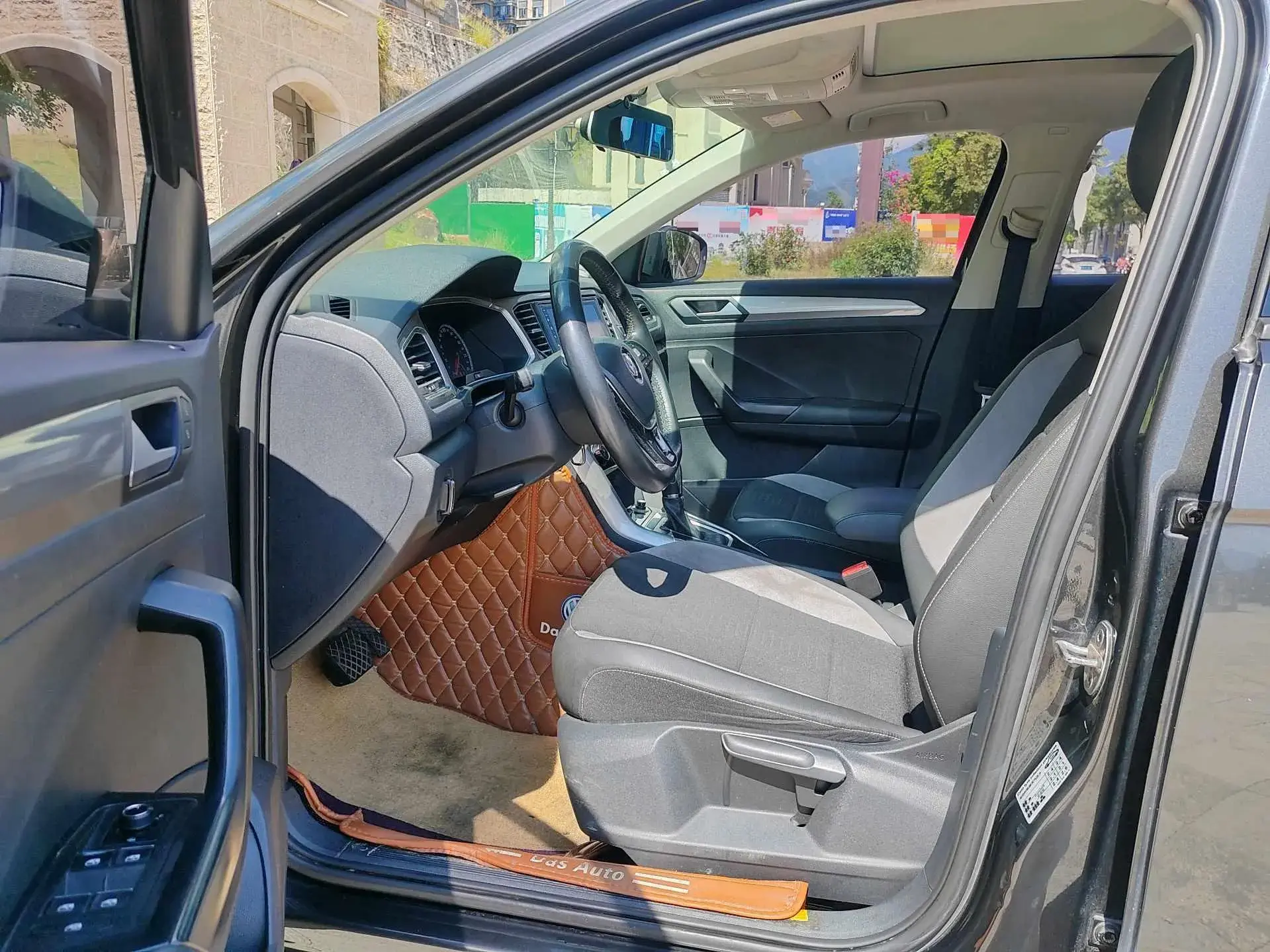 2018 VOLKSWAGEN T-ROC thumbnail 4