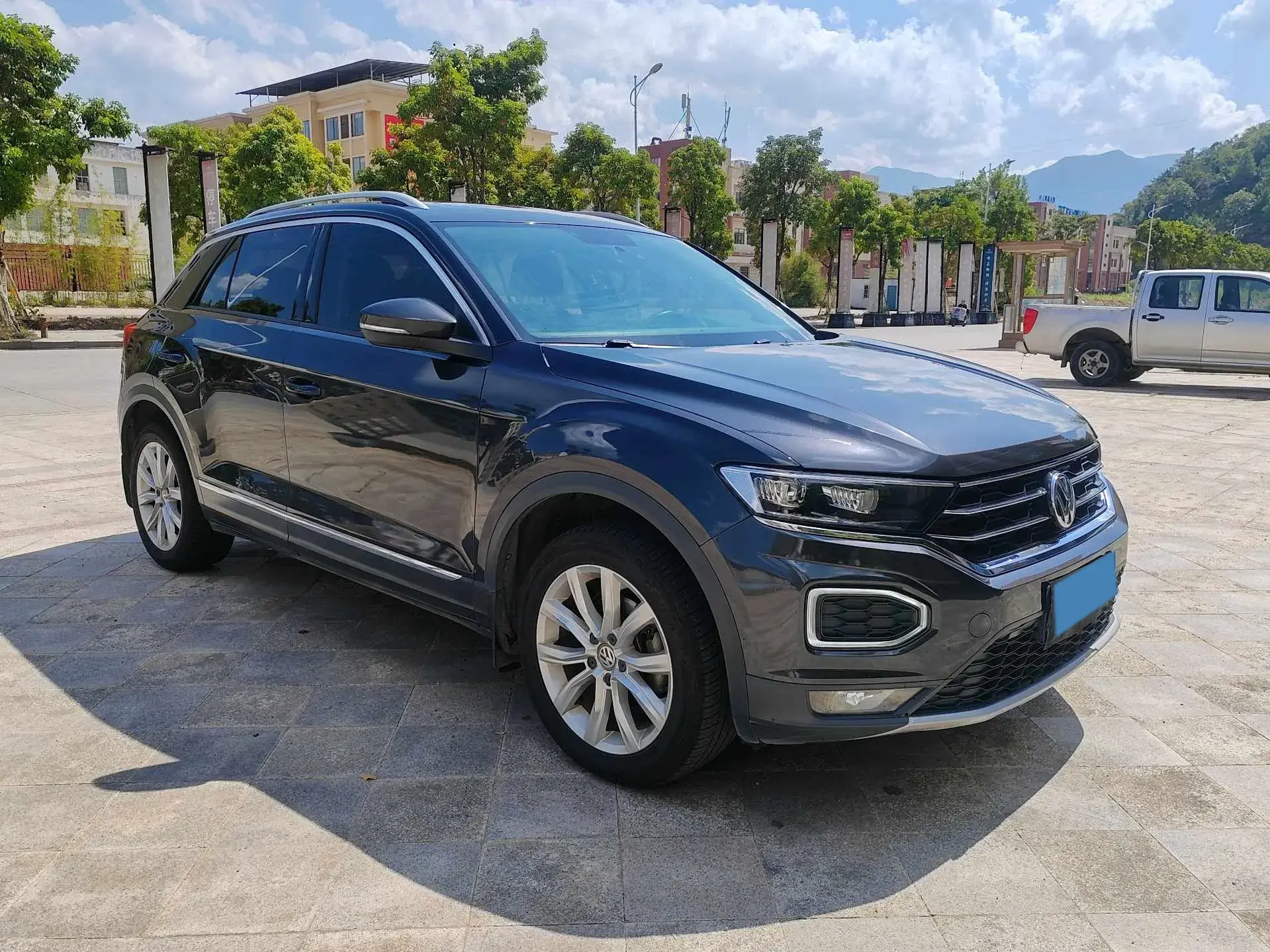 2018 VOLKSWAGEN T-ROC thumbnail 3