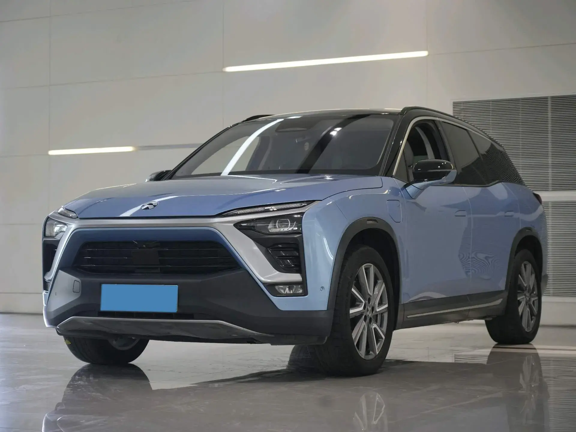 2018 NIO ES8 view 1